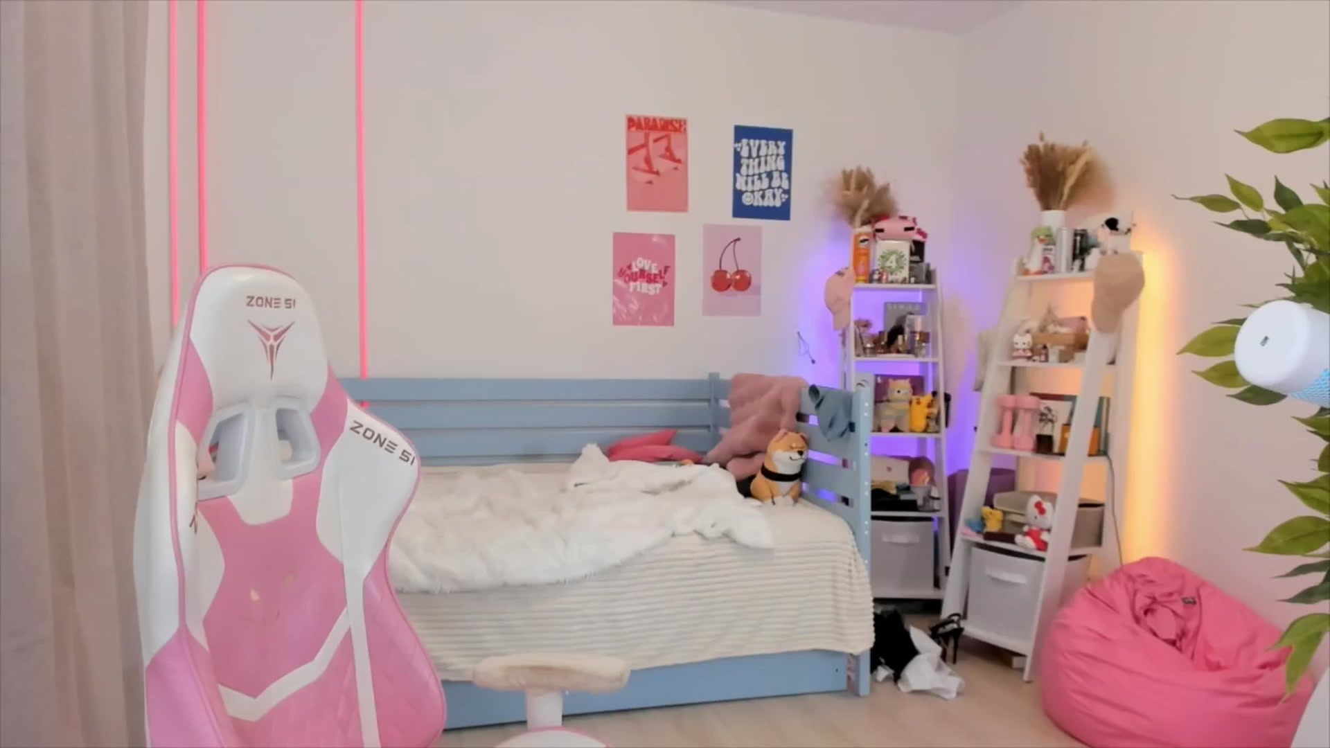 Gallery image thumbnail from Alice_Chery's myfreecams stream on, 12/01/2025, 11:00 image 9 of 20