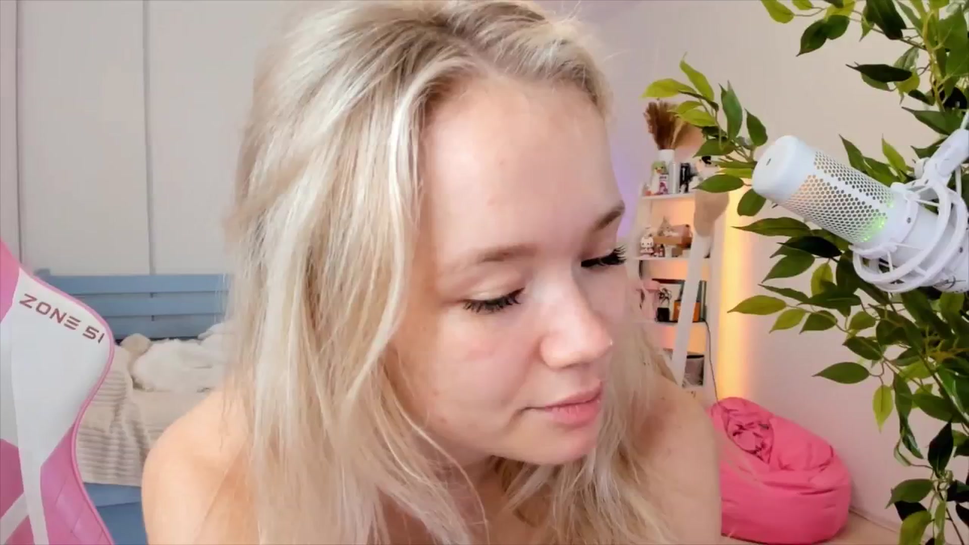 Gallery image thumbnail from Alice_Chery's myfreecams stream on, 12/02/2025, 10:53 image 15 of 20