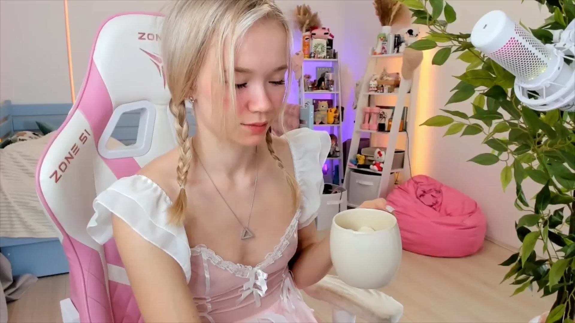 Gallery image thumbnail from Alice_Chery's myfreecams stream on, 12/03/2025, 07:21 image 2 of 20