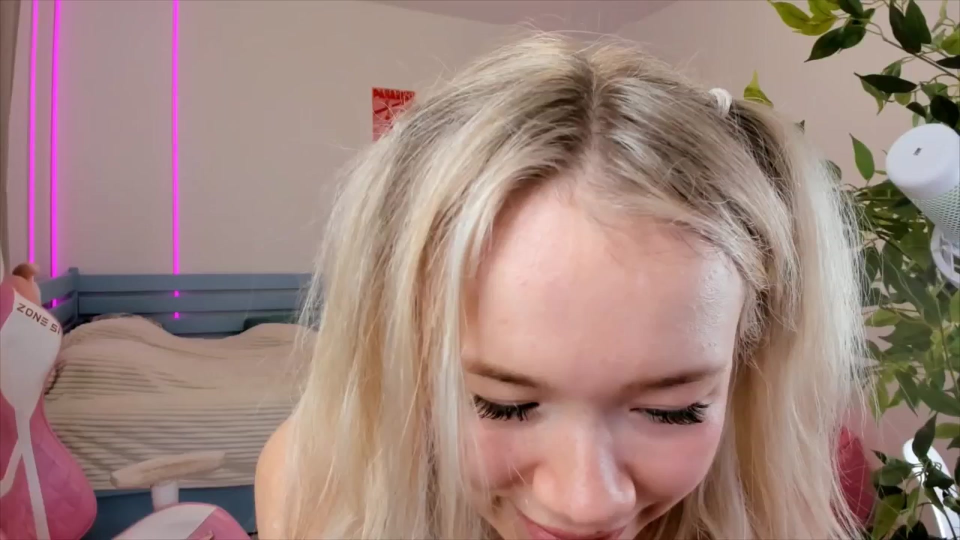 Gallery image thumbnail from Alice_Chery's myfreecams stream on, 12/04/2025, 07:43 image 6 of 20