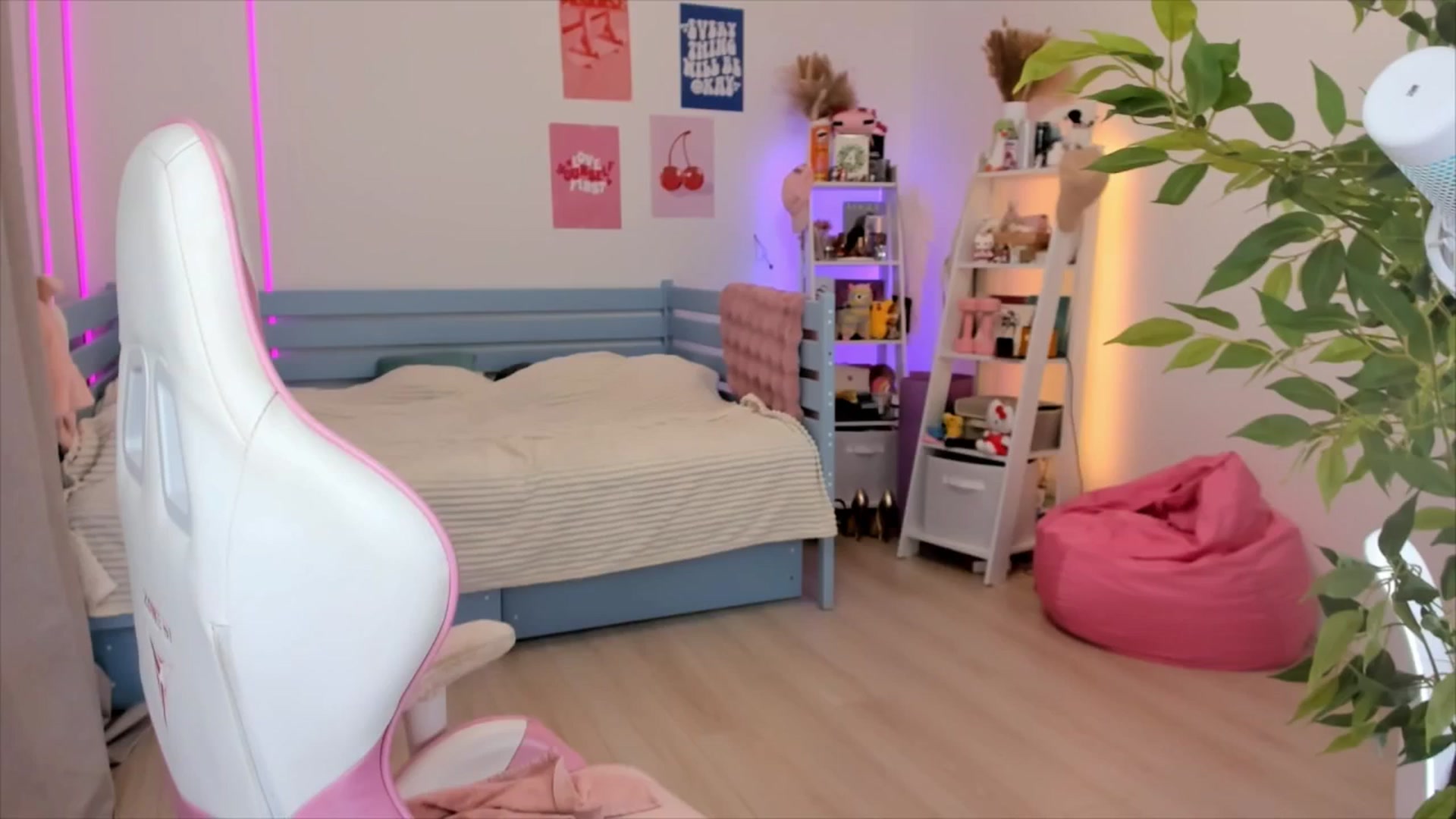 Gallery image thumbnail from Alice_Chery's myfreecams stream on, 12/04/2025, 07:43 image 10 of 20