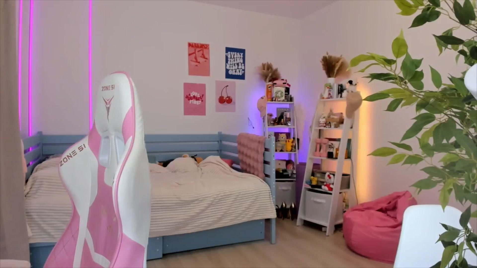 Gallery image thumbnail from Alice_Chery's myfreecams stream on, 12/04/2025, 11:24 image 7 of 20