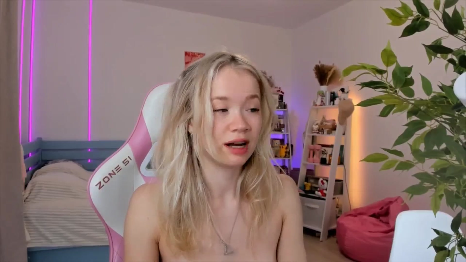 Gallery image thumbnail from Alice_Chery's myfreecams stream on, 12/04/2025, 11:24 image 8 of 20