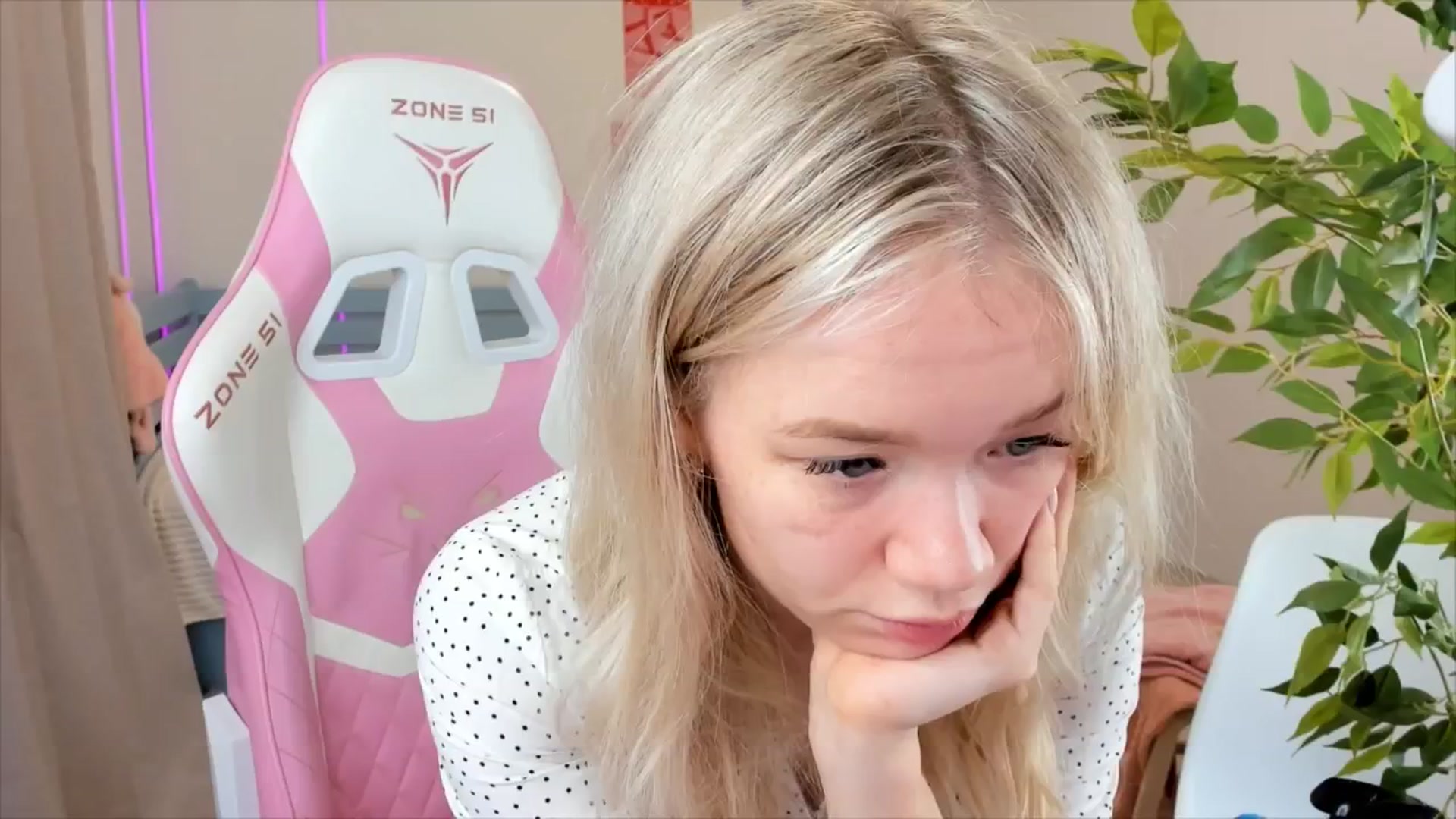 Gallery image thumbnail from Alice_Chery's myfreecams stream on, 12/05/2025, 06:29 image 10 of 20