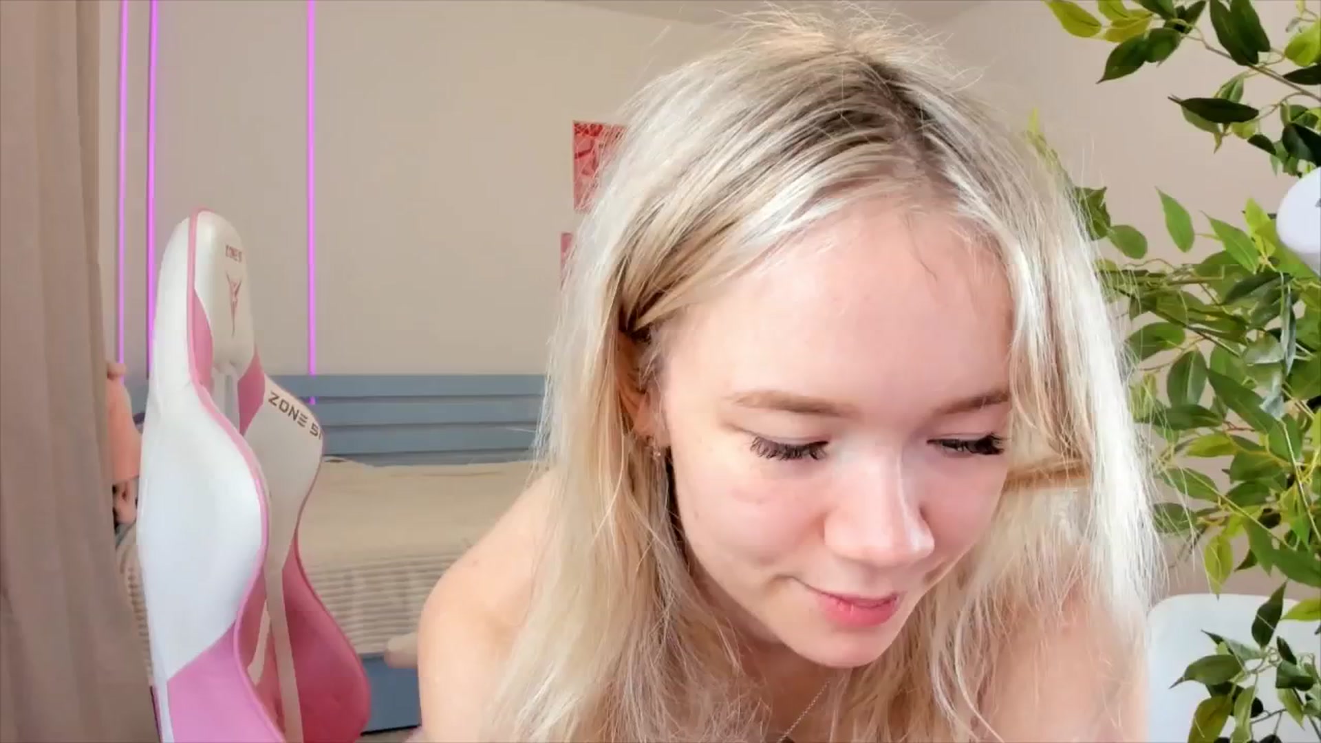 Gallery image thumbnail from Alice_Chery's myfreecams stream on, 12/05/2025, 06:29 image 6 of 20