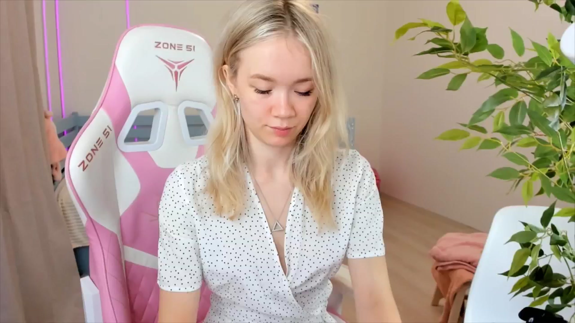 Gallery image thumbnail from Alice_Chery's myfreecams stream on, 12/05/2025, 06:29 image 12 of 20