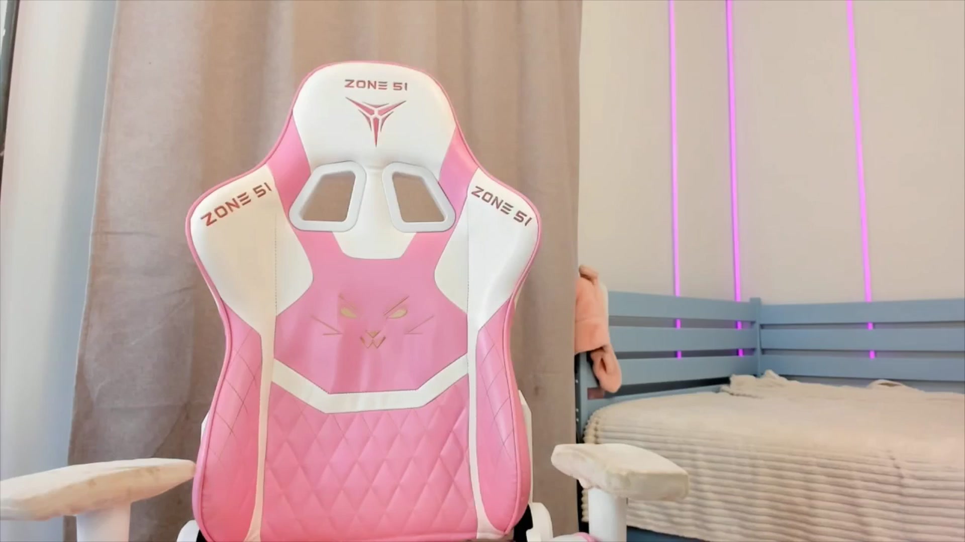 Gallery image thumbnail from Alice_Chery's myfreecams stream on, 12/05/2025, 07:08 image 9 of 20
