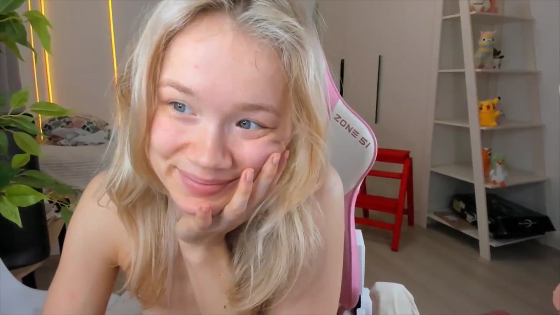 Gallery image thumbnail from Alice_Chery's myfreecams stream on, 12/16/2025, 10:06 image 12 of 20