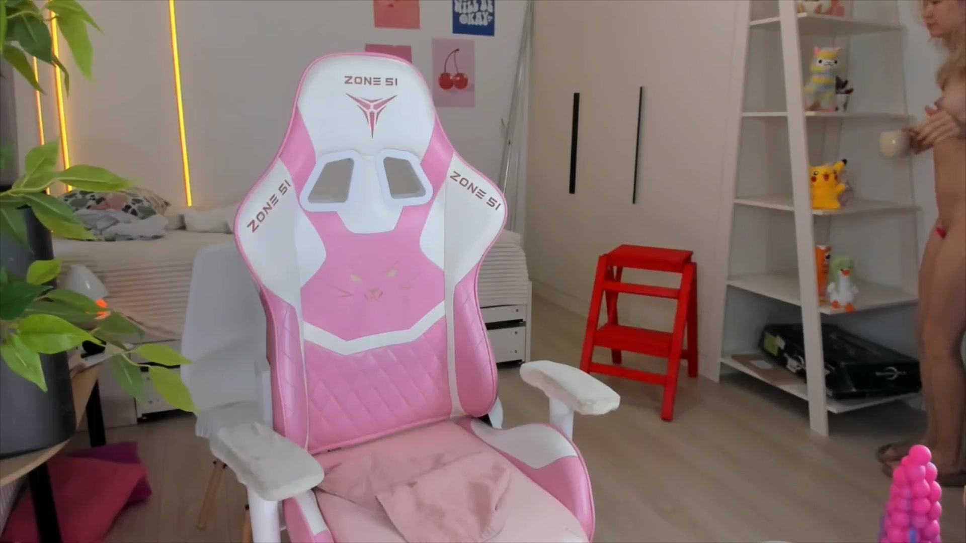 Gallery image thumbnail from Alice_Chery's myfreecams stream on, 12/16/2025, 10:06 image 16 of 20