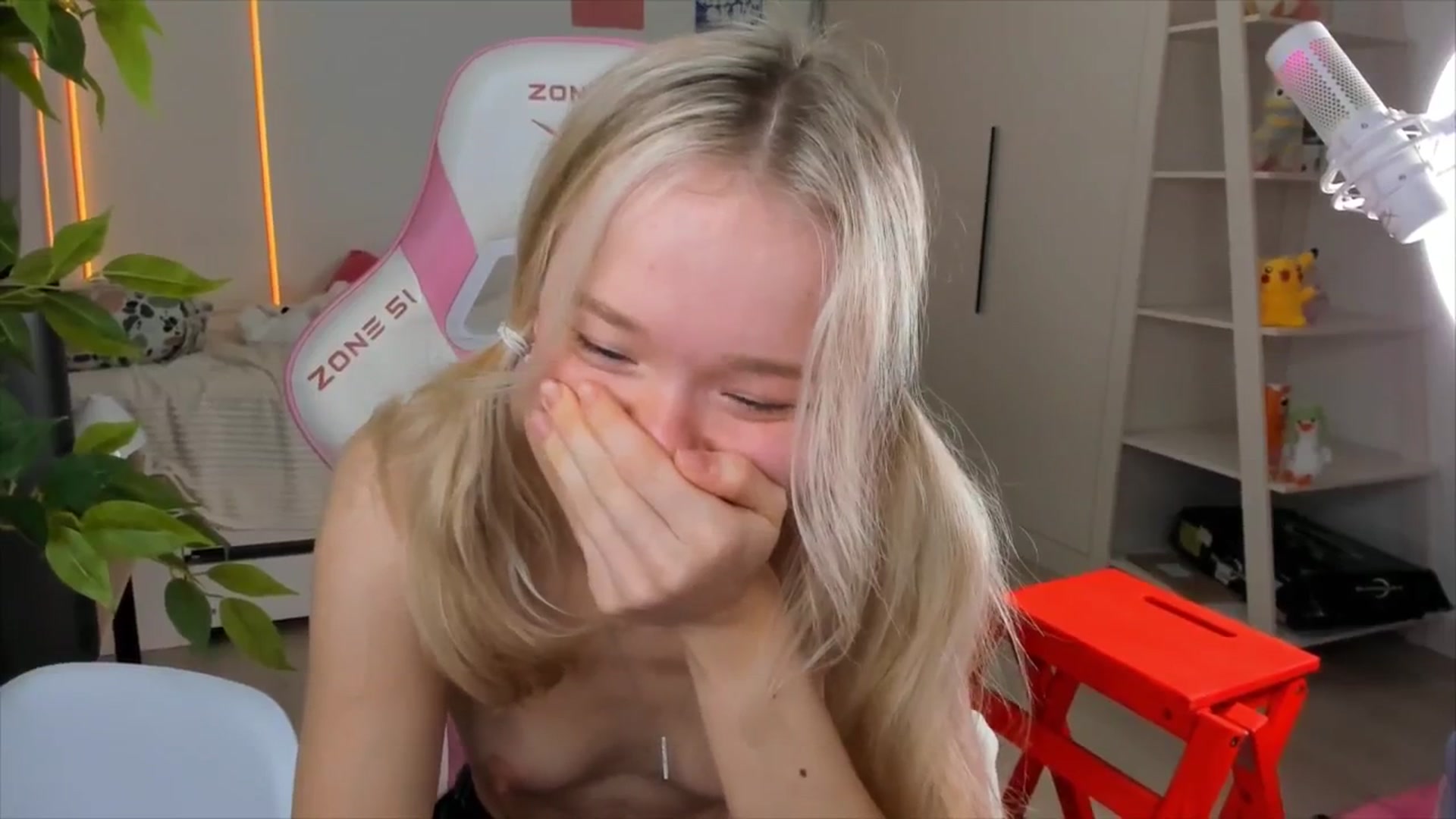 Gallery image thumbnail from Alice_Chery's myfreecams stream on, 12/17/2025, 08:16 image 13 of 20