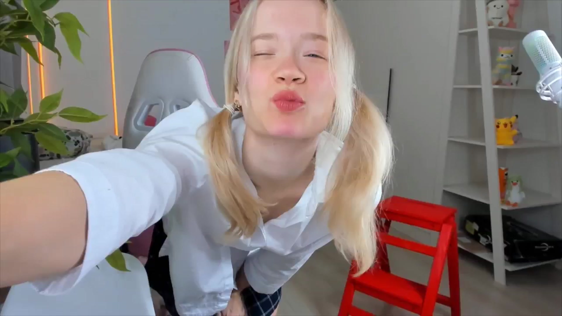 Gallery image thumbnail from Alice_Chery's myfreecams stream on, 12/17/2025, 08:16 image 1 of 20
