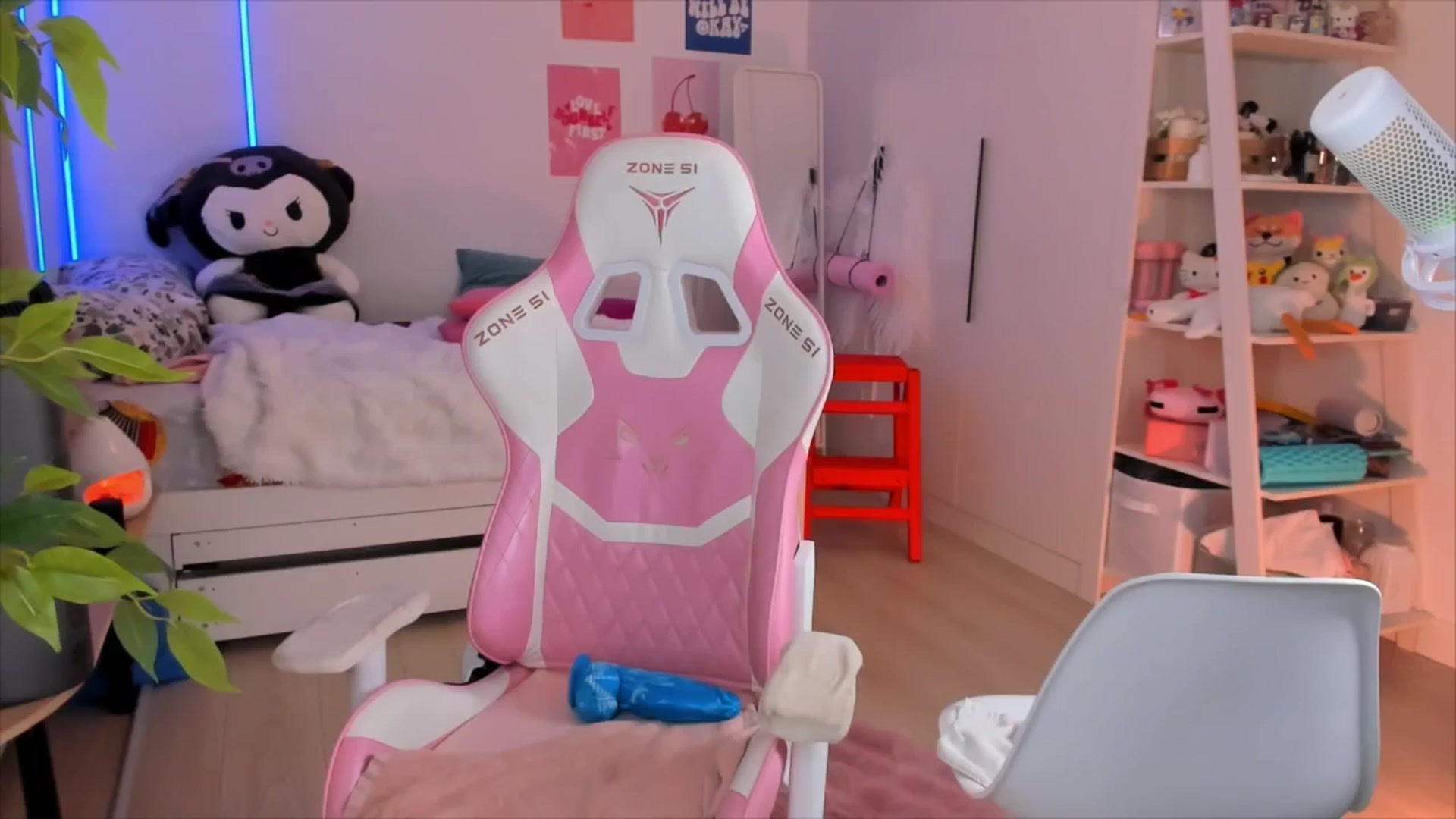 Gallery image thumbnail from Alice_Chery's myfreecams stream on, 12/19/2025, 06:36 image 13 of 20