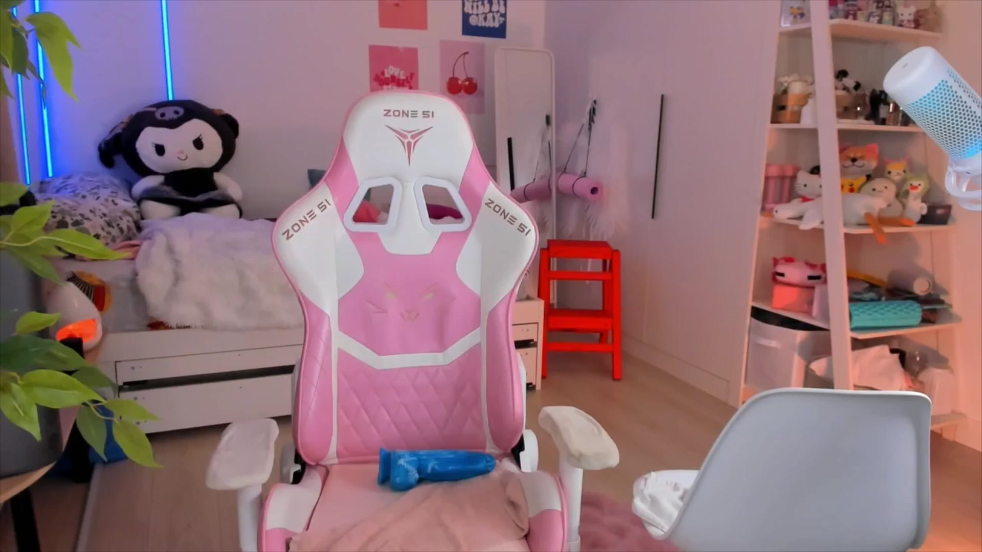 Gallery image thumbnail from Alice_Chery's myfreecams stream on, 12/19/2025, 06:36 image 16 of 20