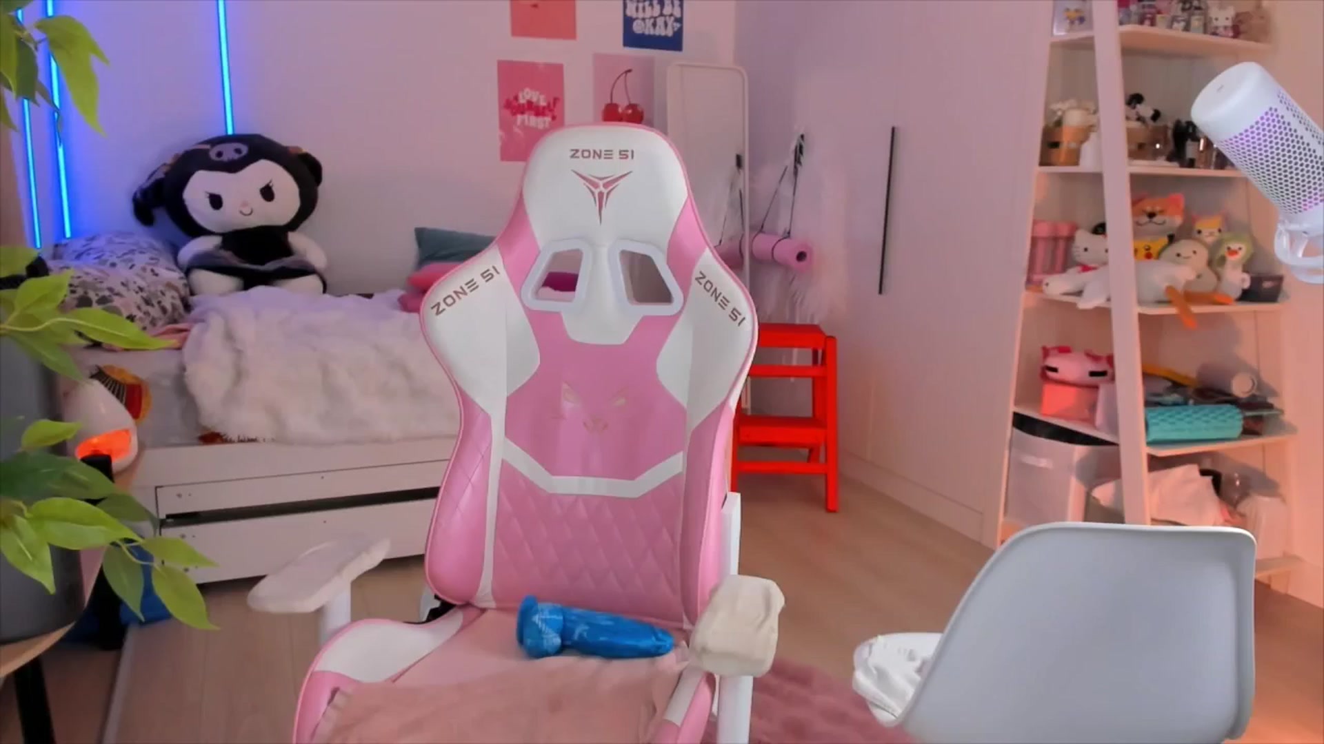 Gallery image thumbnail from Alice_Chery's myfreecams stream on, 12/19/2025, 06:36 image 14 of 20