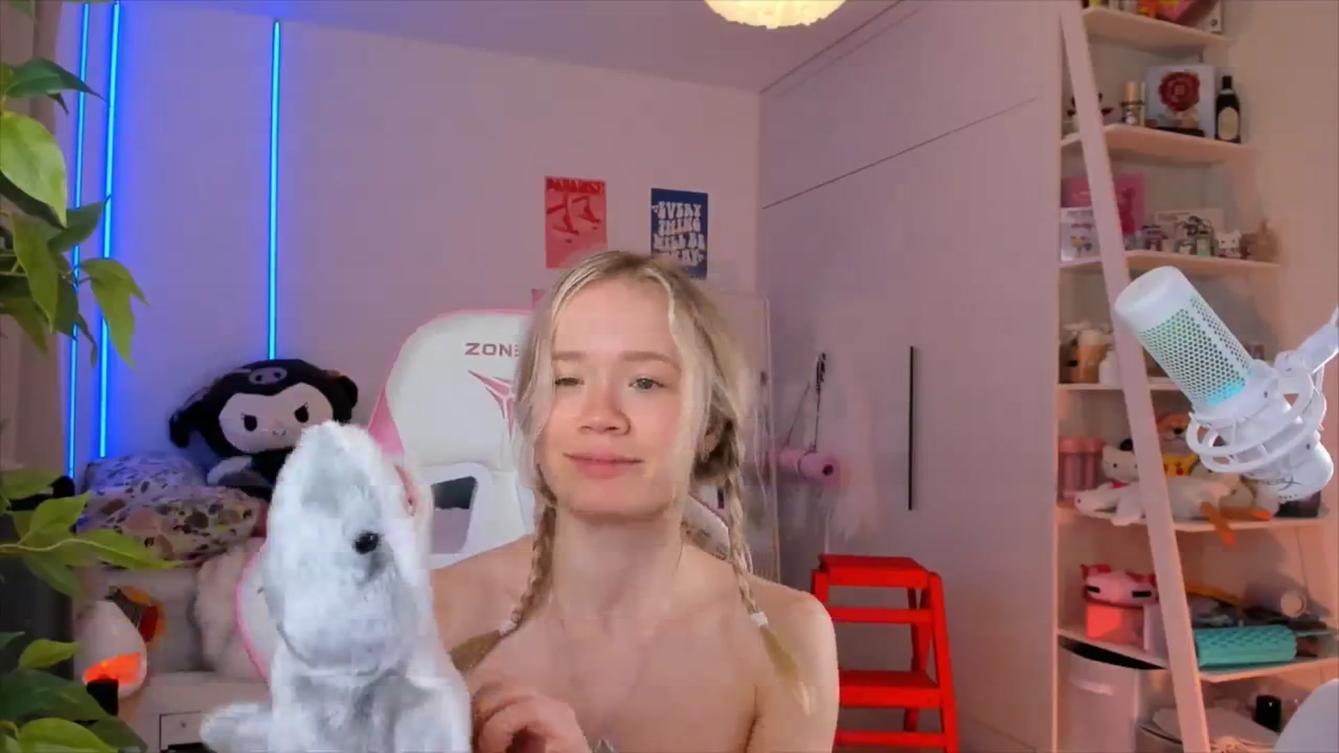 Gallery image thumbnail from Alice_Chery's myfreecams stream on, 12/19/2025, 09:14 image 17 of 20