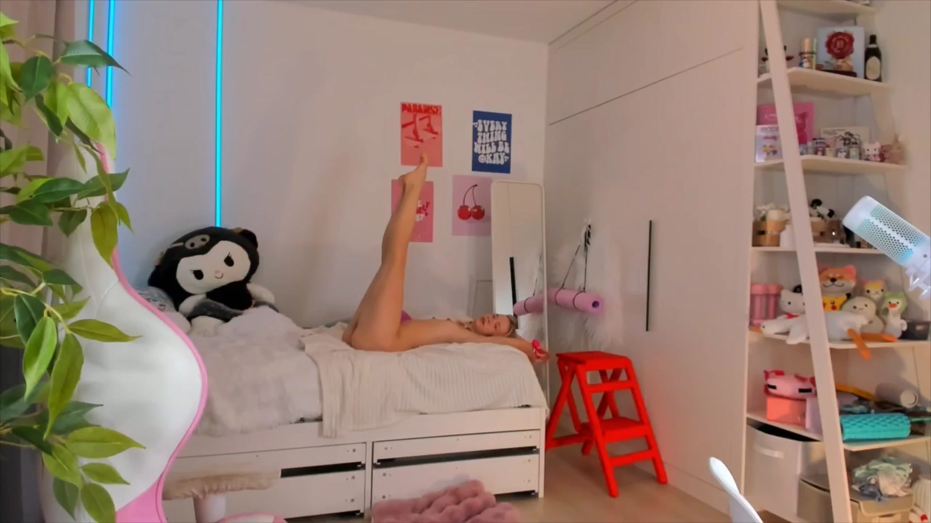 Gallery image thumbnail from Alice_Chery's myfreecams stream on, 12/20/2025, 10:04 image 6 of 20