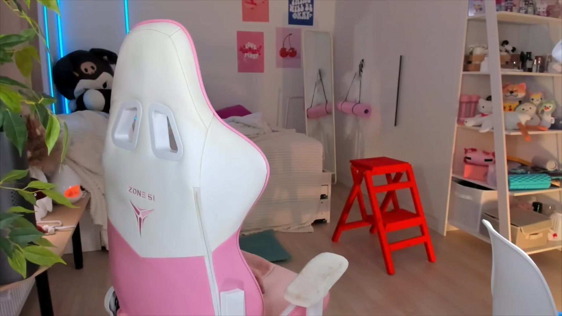 Gallery image thumbnail from Alice_Chery's myfreecams stream on, 12/21/2025, 10:21 image 5 of 20