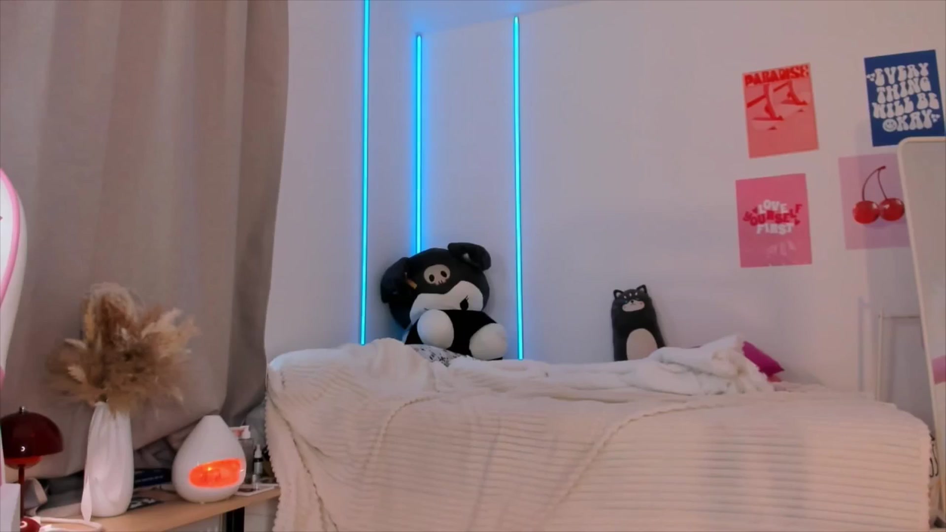 Gallery image thumbnail from Alice_Chery's myfreecams stream on, 12/21/2025, 10:21 image 13 of 20