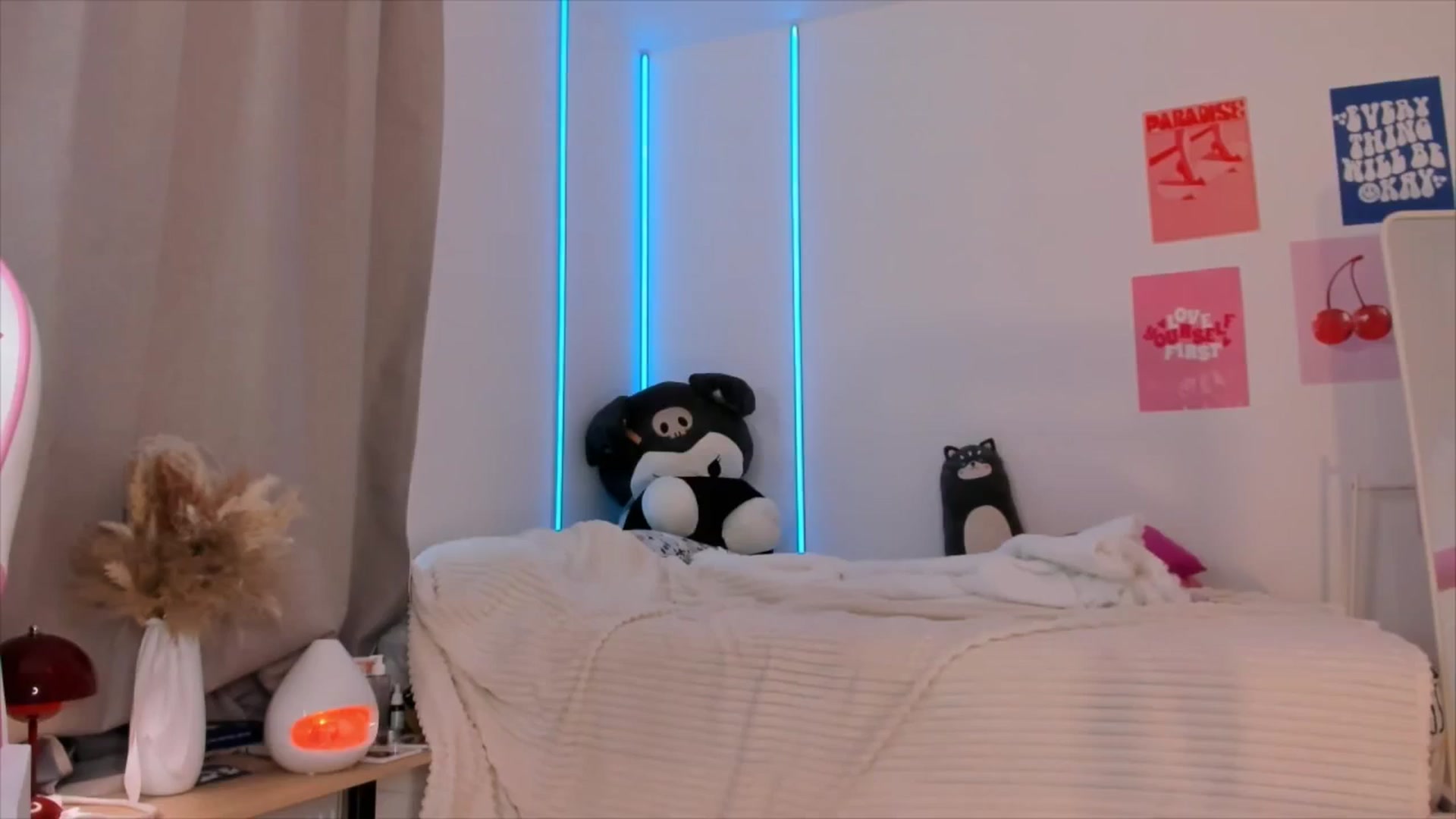 Gallery image thumbnail from Alice_Chery's myfreecams stream on, 12/21/2025, 10:21 image 12 of 20