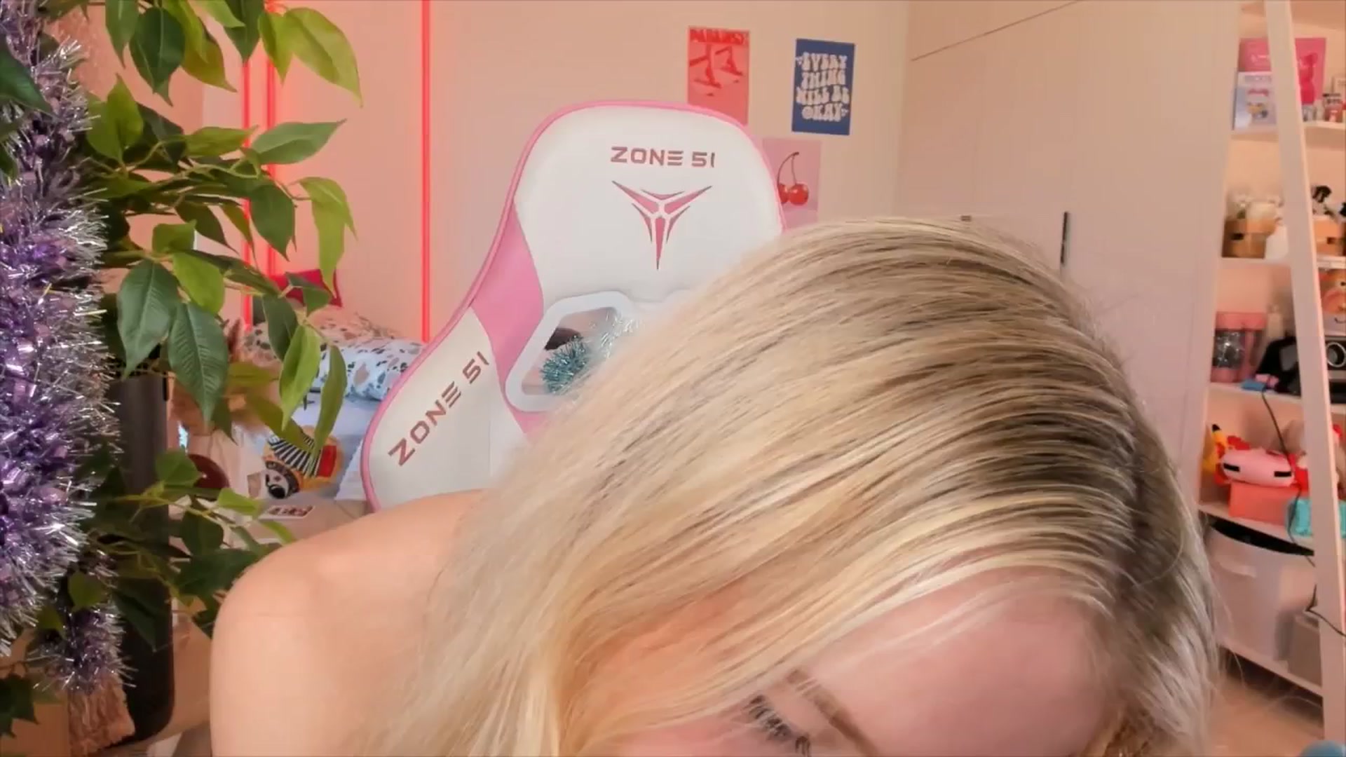 Gallery image thumbnail from Alice_Chery's myfreecams stream on, 12/26/2025, 10:47 image 4 of 20