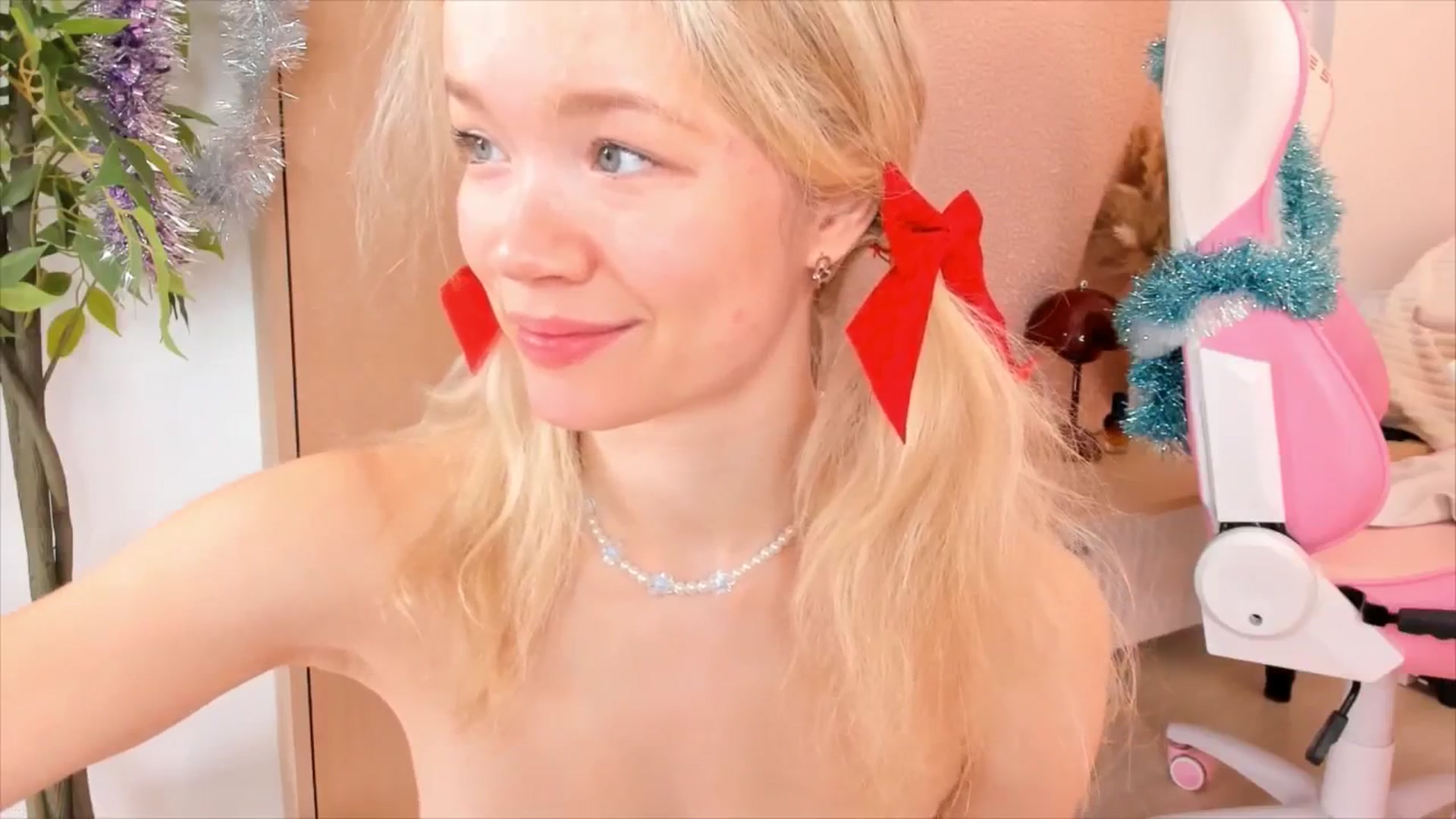 Gallery image thumbnail from Alice_Chery's myfreecams stream on, 12/28/2025, 08:34 image 5 of 20