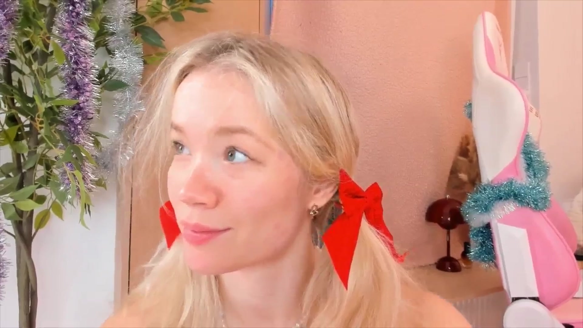 Gallery image thumbnail from Alice_Chery's myfreecams stream on, 12/28/2025, 08:34 image 4 of 20