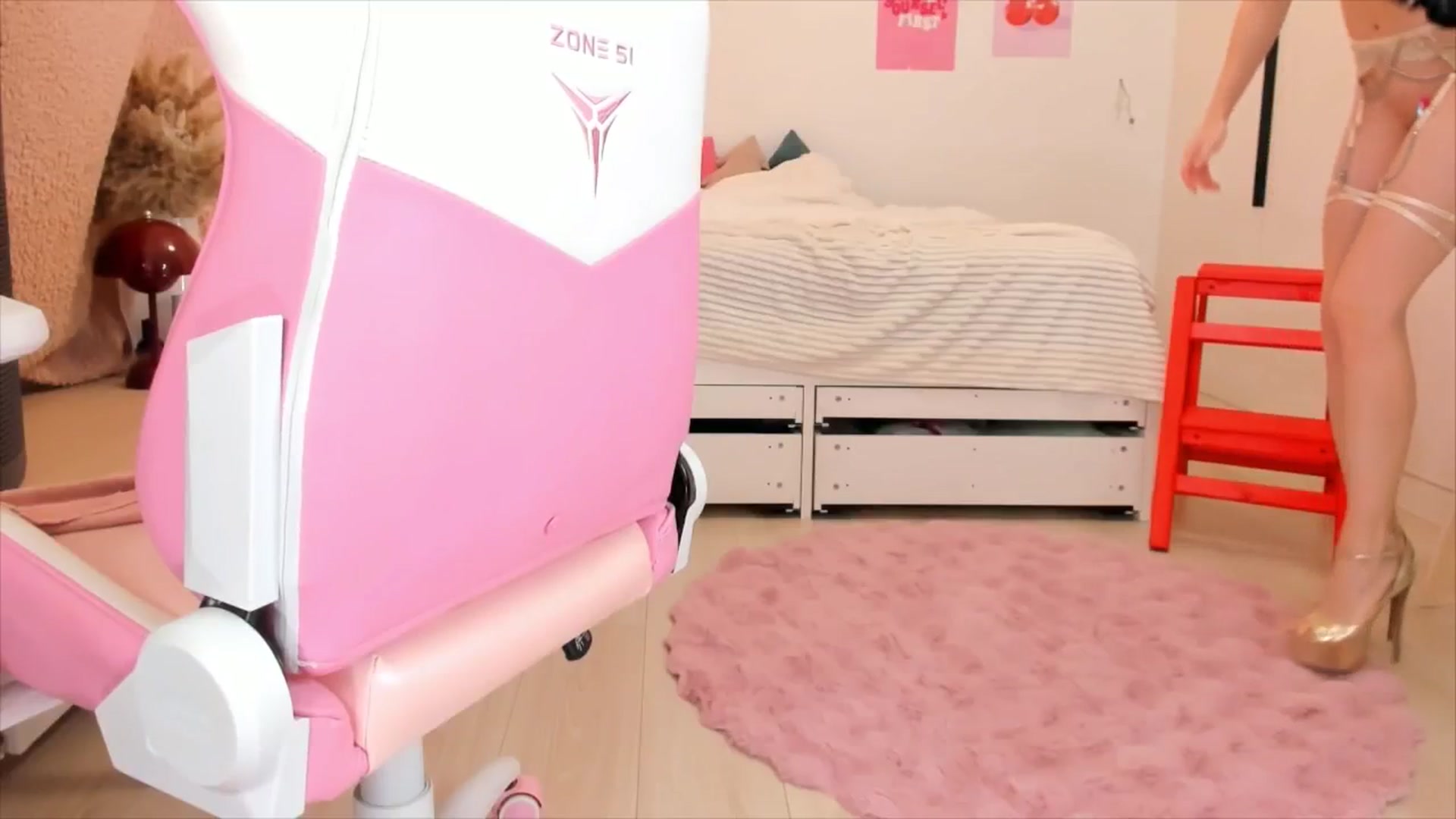 Gallery image thumbnail from Alice_Chery's myfreecams stream on, 01/04/2026, 06:59 image 6 of 20