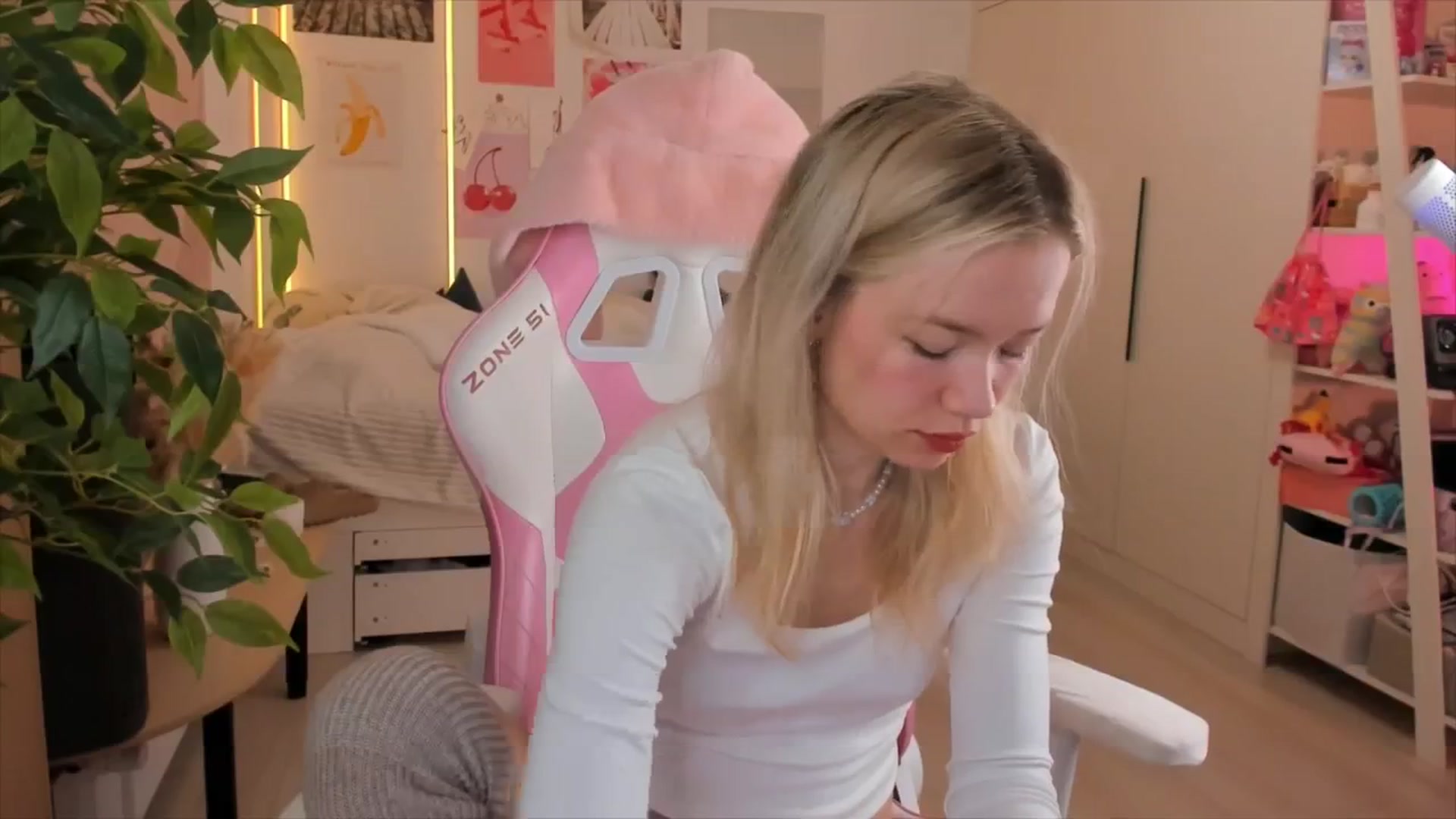 Gallery image thumbnail from Alice_Chery's myfreecams stream on, 01/10/2026, 07:06 image 5 of 20