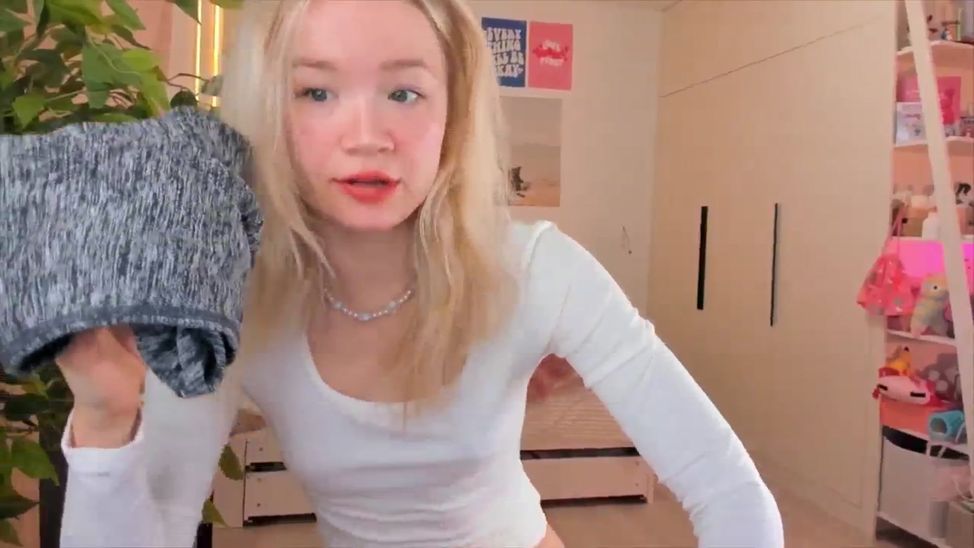 Gallery image thumbnail from Alice_Chery's myfreecams stream on, 01/10/2026, 07:06 image 3 of 20