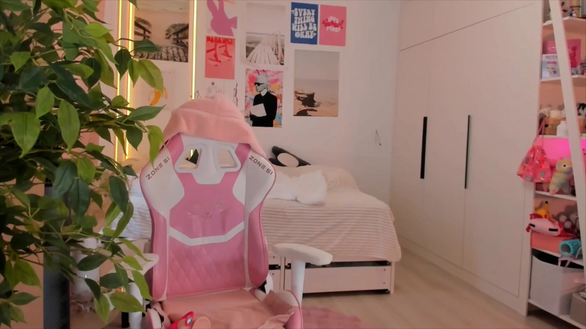 Gallery image thumbnail from Alice_Chery's myfreecams stream on, 01/10/2026, 08:24 image 19 of 20