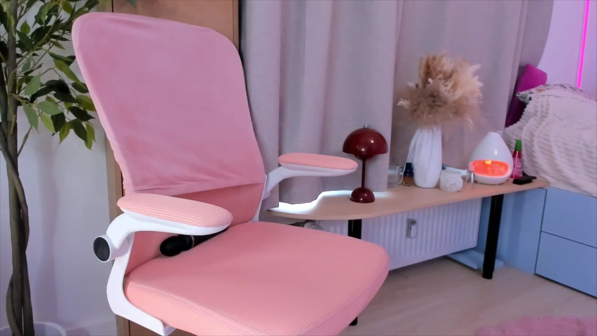 Gallery image thumbnail from Alice_Chery's myfreecams stream on, 02/24/2026, 07:05 image 15 of 20