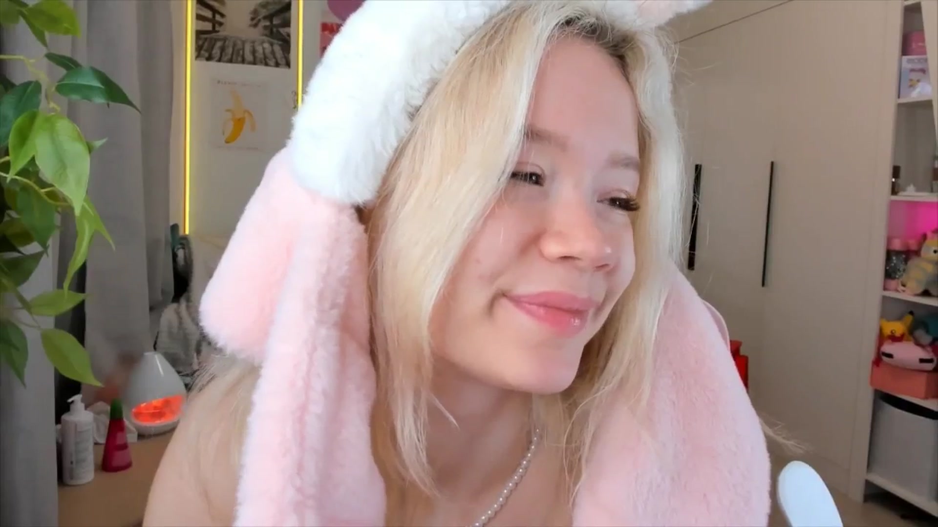 Gallery image thumbnail from Alice_Chery's myfreecams stream on, 03/25/2026, 03:55 image 20 of 20