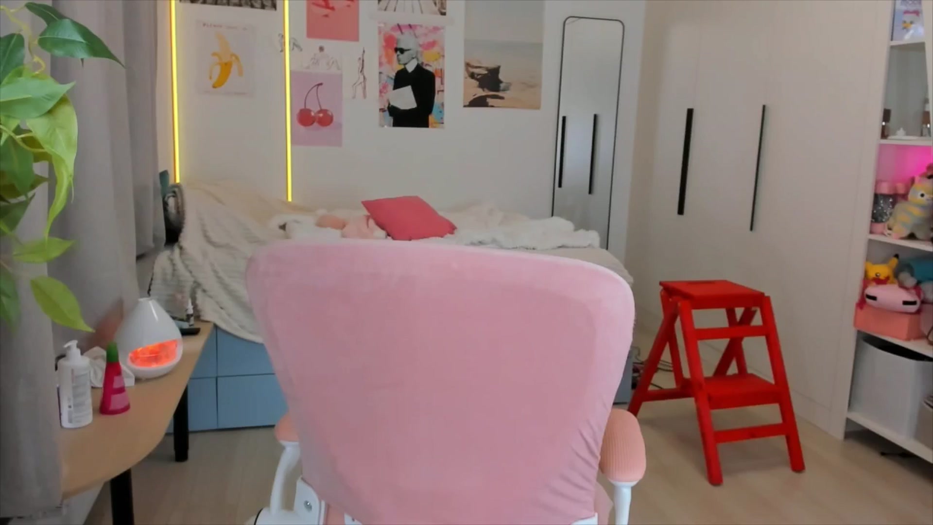 Gallery image thumbnail from Alice_Chery's myfreecams stream on, 03/25/2026, 08:18 image 17 of 20