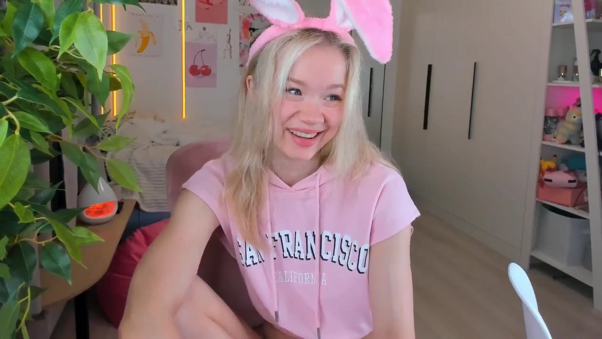 Gallery image thumbnail from Alice_Chery's myfreecams stream on, 04/02/2026, 03:38 image 11 of 20