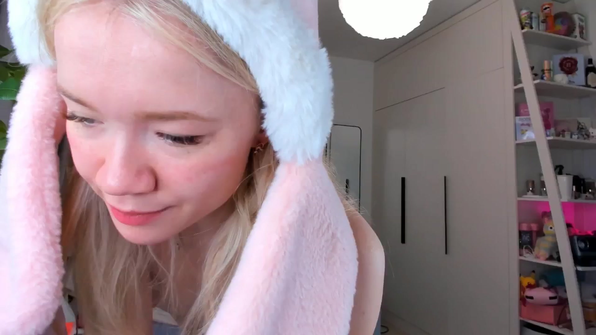 Gallery image thumbnail from Alice_Chery's myfreecams stream on, 04/03/2026, 08:15 image 6 of 20