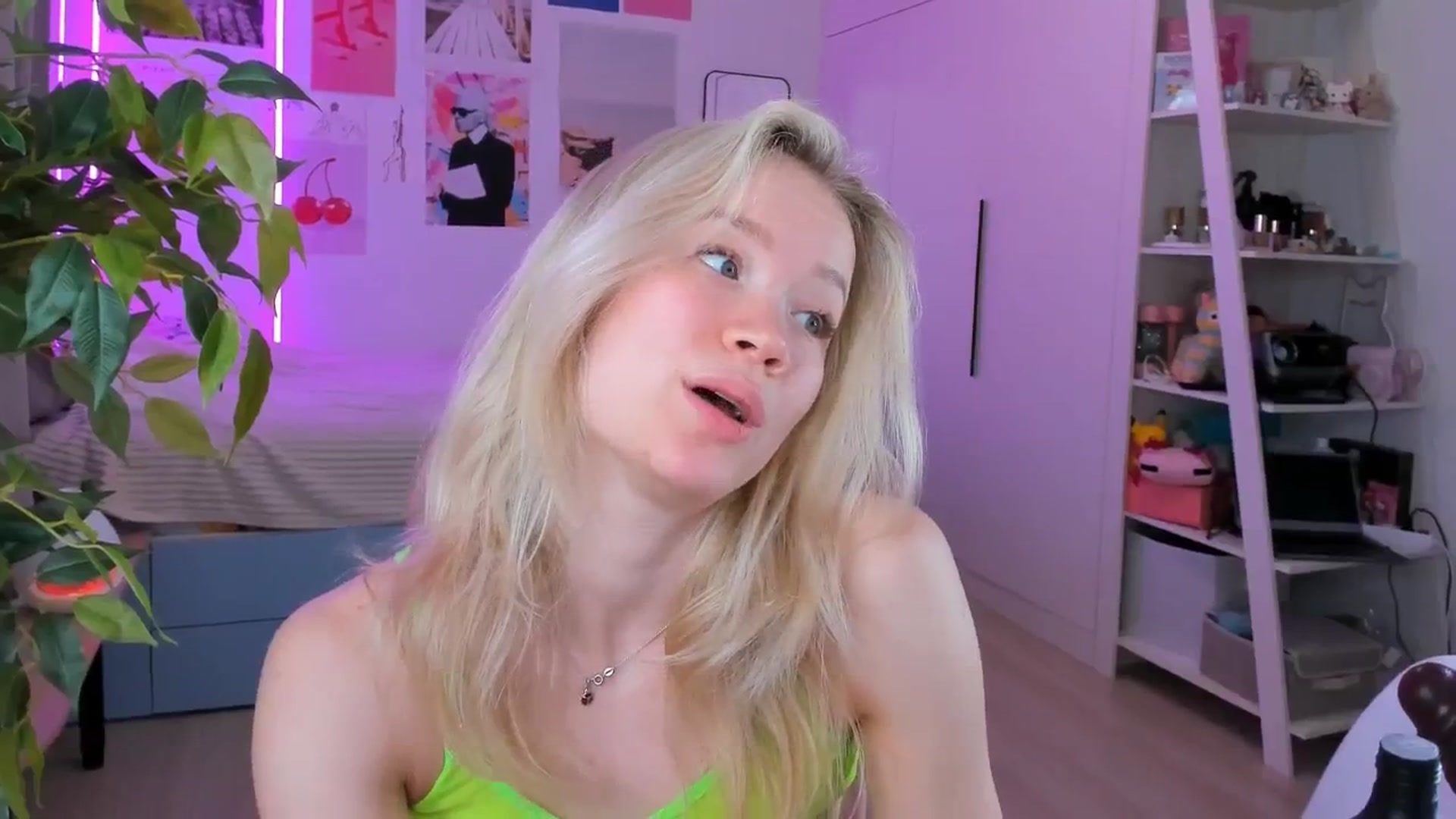 Gallery image thumbnail from Alice_Chery's myfreecams stream on, 04/04/2026, 08:38 image 16 of 20