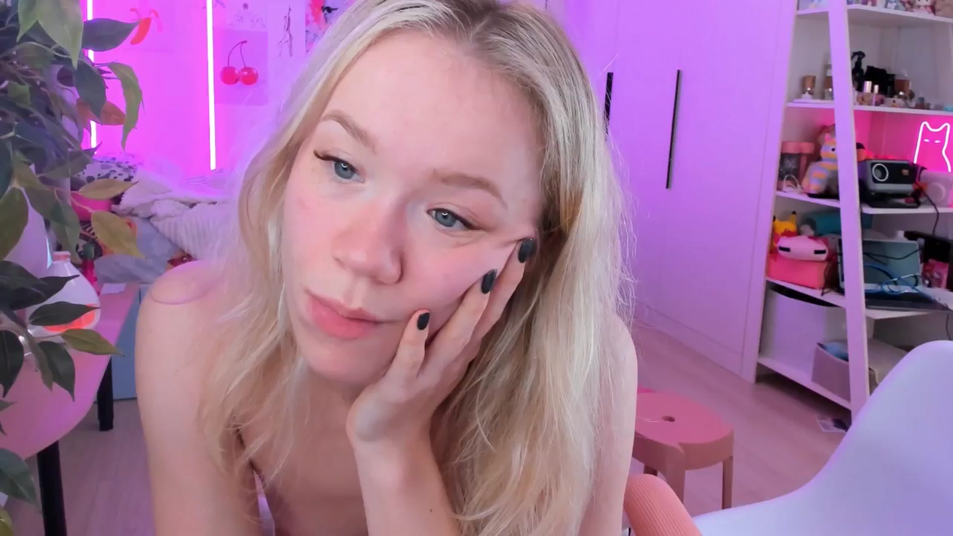 Gallery image thumbnail from Alice_Chery's myfreecams stream on, 04/06/2026, 09:35 image 1 of 20