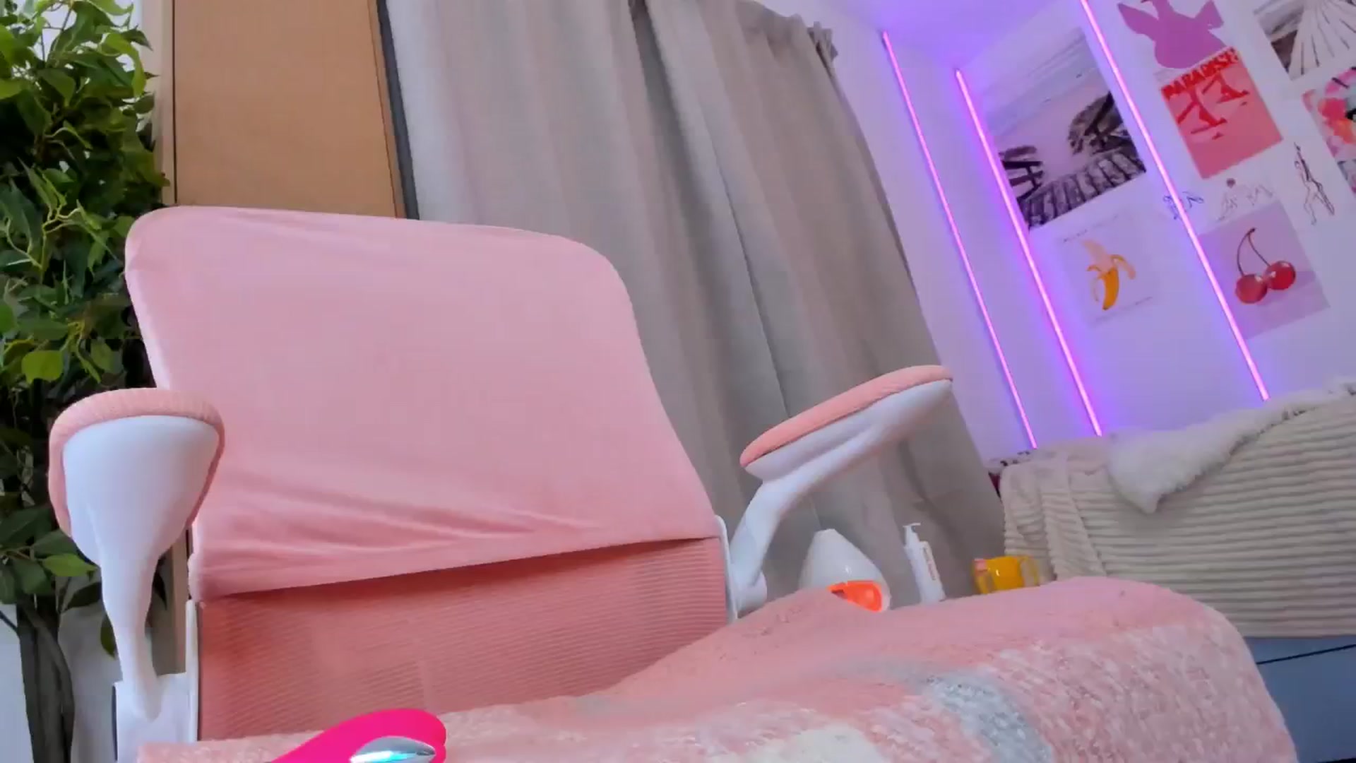 Gallery image thumbnail from Alice_Chery's myfreecams stream on, 04/15/2026, 09:01 image 11 of 20