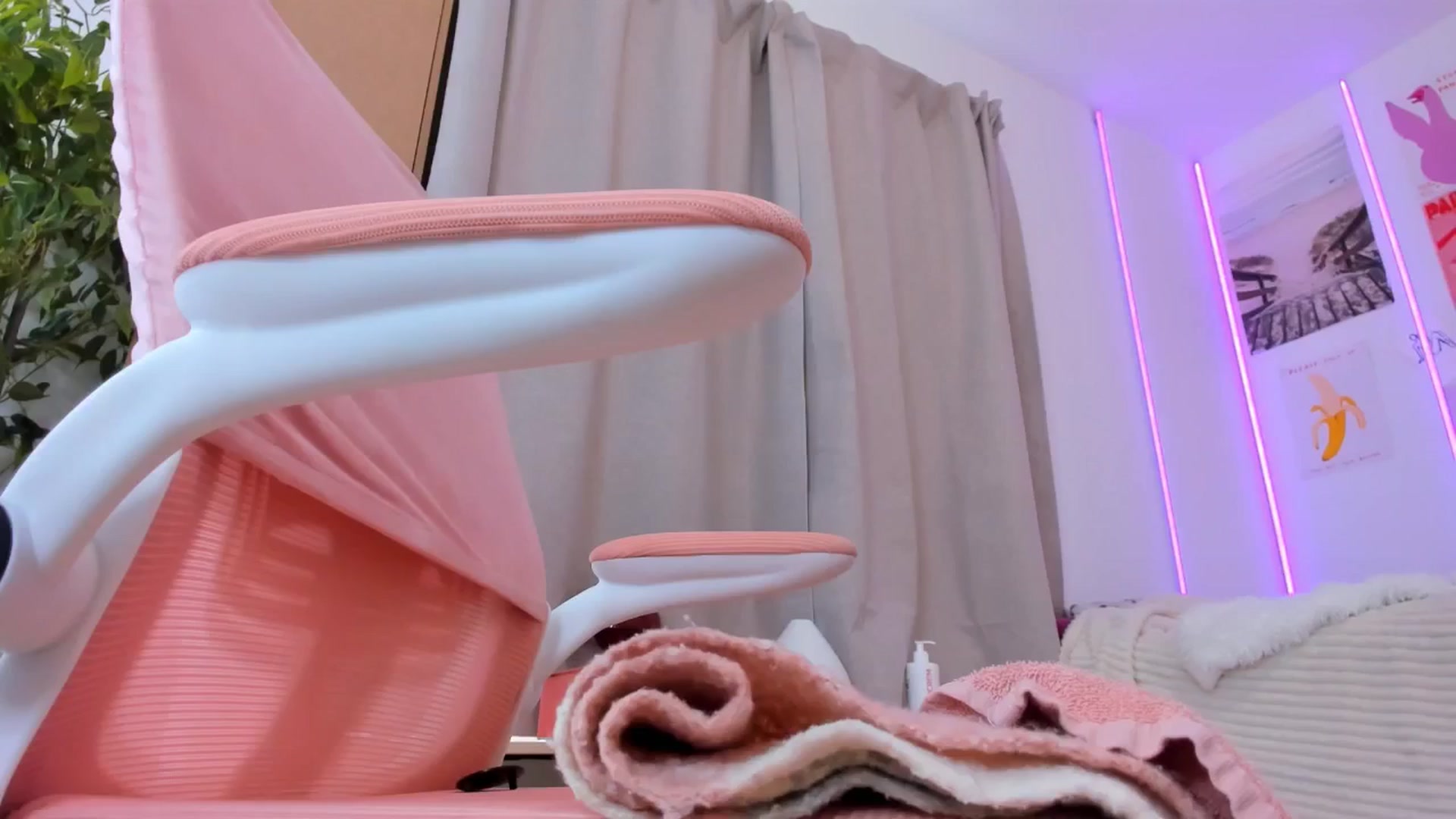 Gallery image thumbnail from Alice_Chery's myfreecams stream on, 04/15/2026, 09:01 image 19 of 20