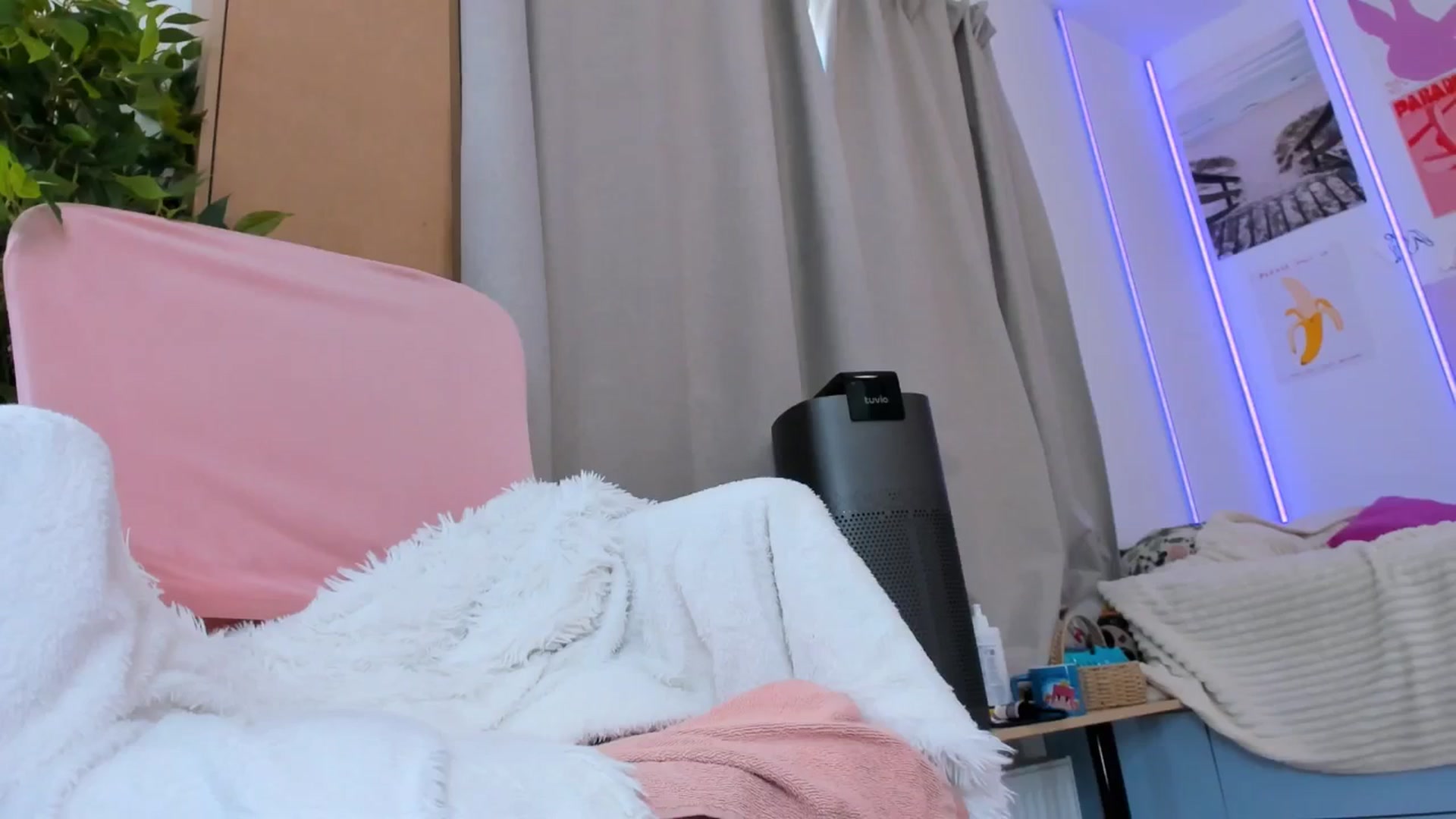 Gallery image thumbnail from Alice_Chery's myfreecams stream on, 04/16/2026, 09:53 image 9 of 20
