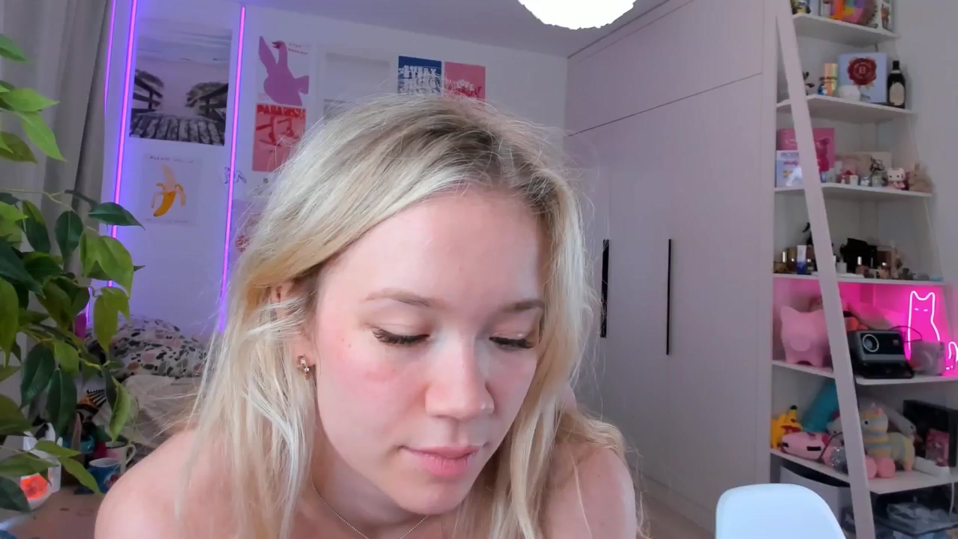 Gallery image thumbnail from Alice_Chery's myfreecams stream on, 04/17/2026, 09:35 image 18 of 20