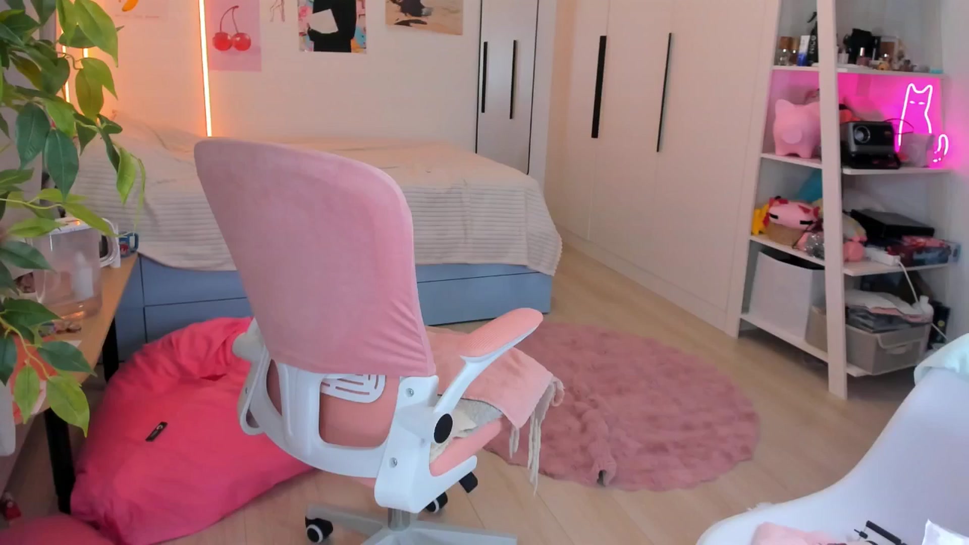Gallery image thumbnail from Alice_Chery's myfreecams stream on, 04/19/2026, 03:49 image 9 of 20