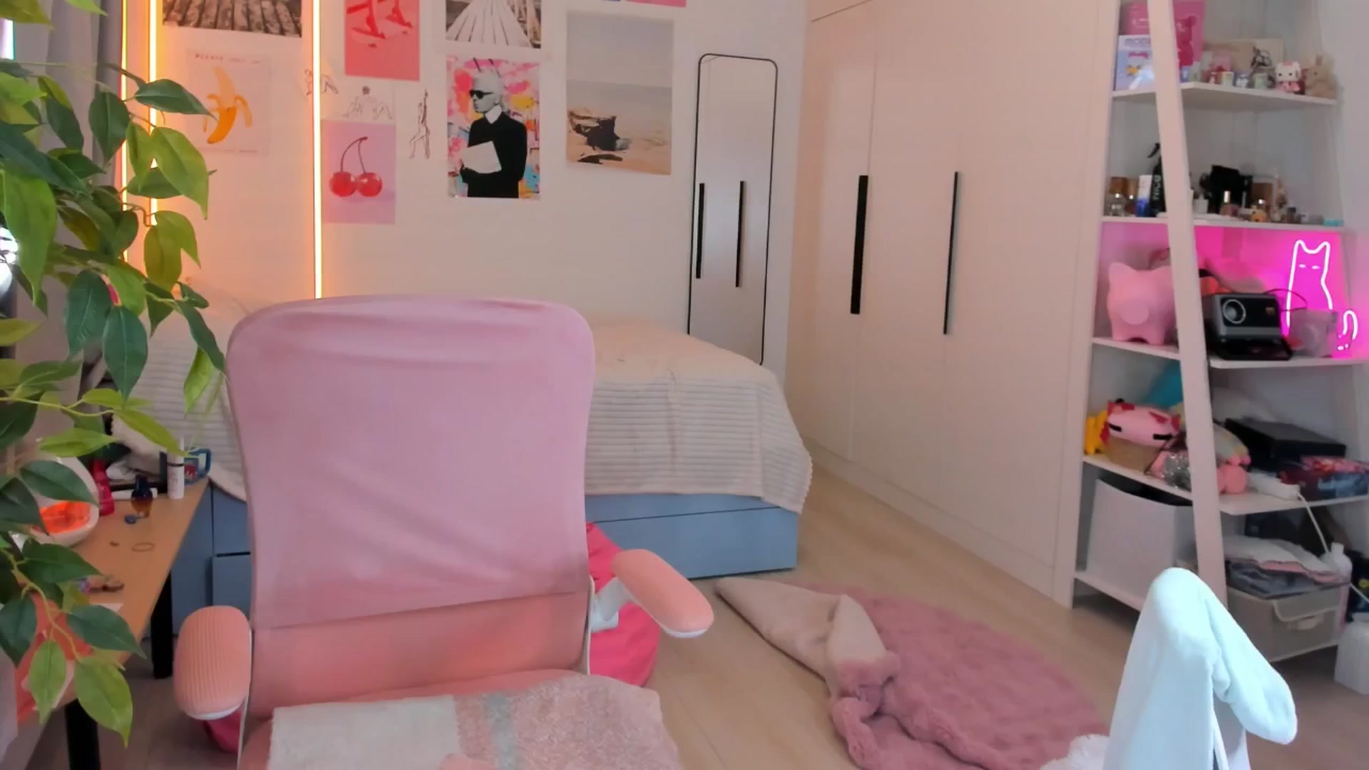 Gallery image thumbnail from Alice_Chery's myfreecams stream on, 04/19/2026, 09:00 image 1 of 20