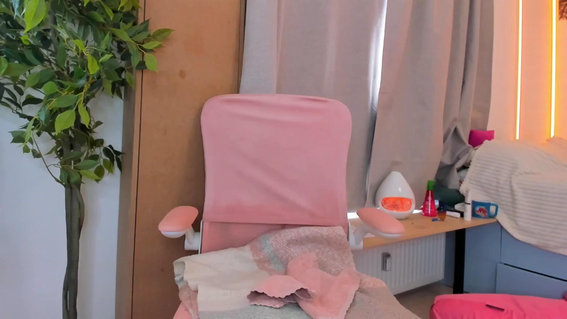 Gallery image thumbnail from Alice_Chery's myfreecams stream on, 04/19/2026, 09:00 image 3 of 20