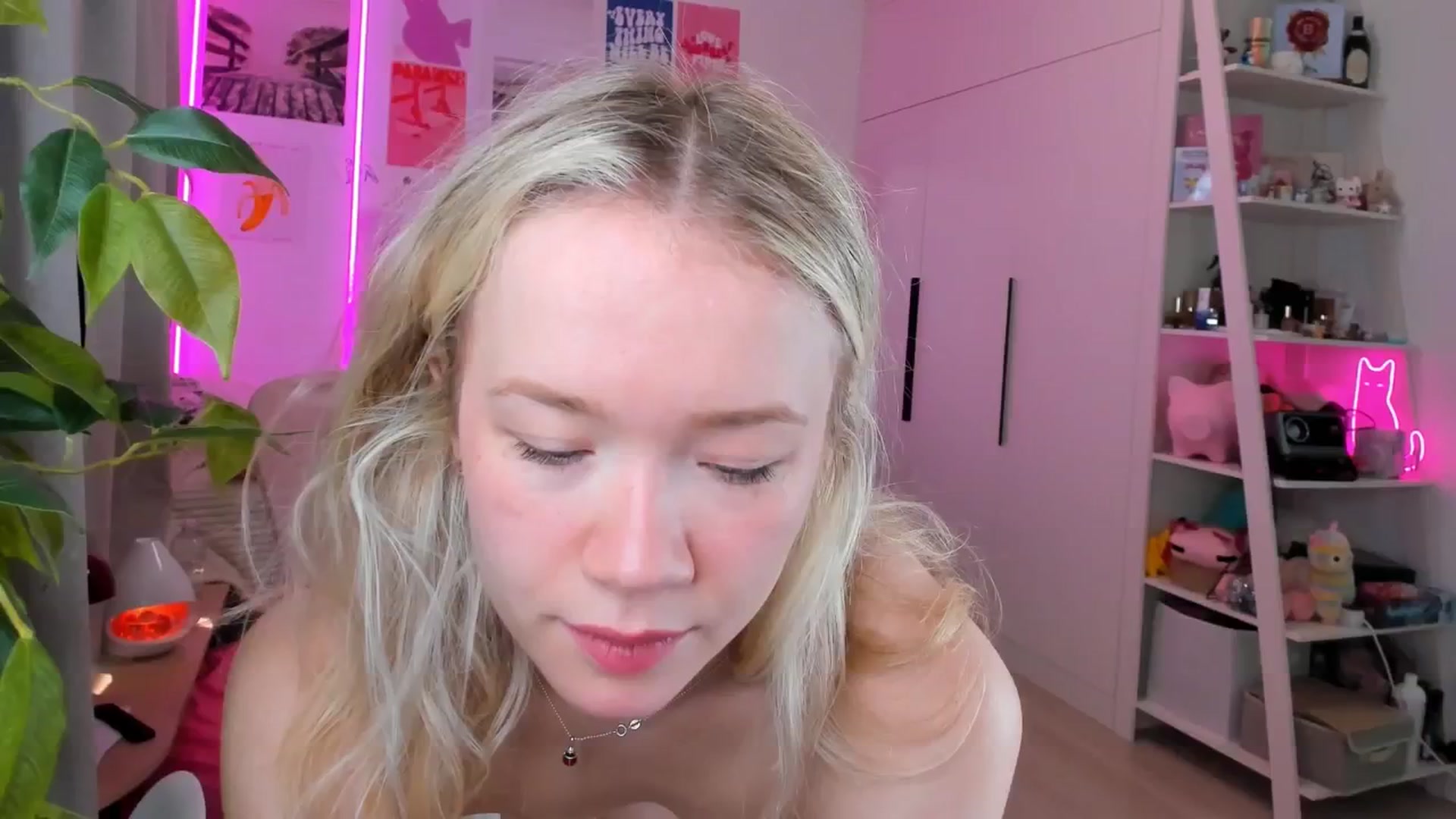 Gallery image thumbnail from Alice_Chery's myfreecams stream on, 04/21/2026, 07:47 image 1 of 20