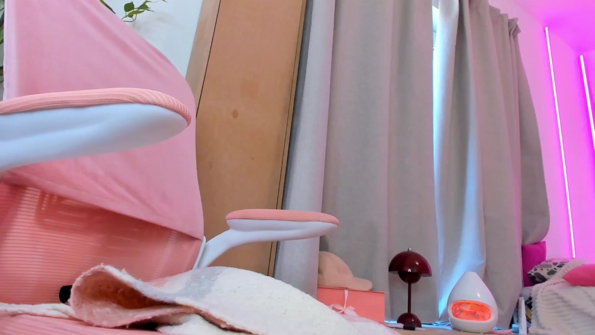 Gallery image thumbnail from Alice_Chery's myfreecams stream on, 04/21/2026, 09:16 image 7 of 20