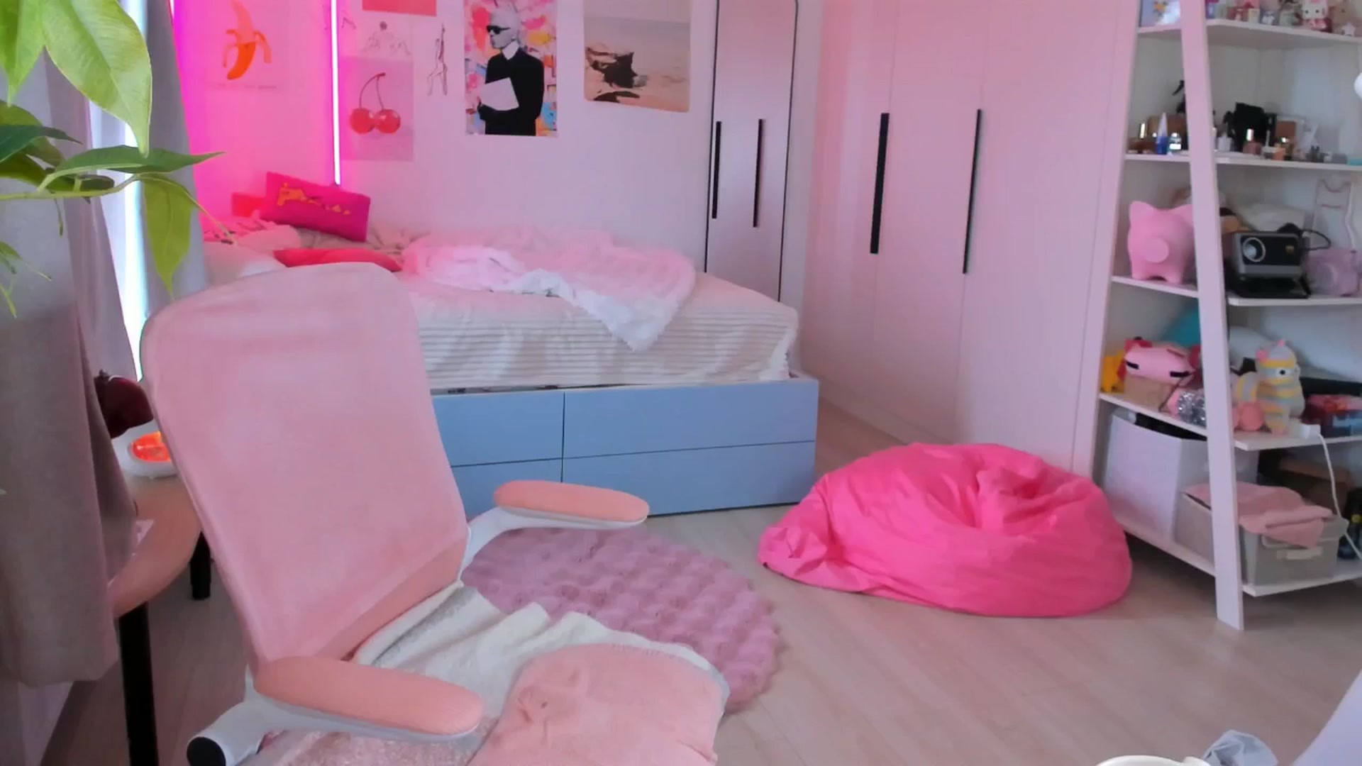 Gallery image thumbnail from Alice_Chery's myfreecams stream on, 04/22/2026, 10:03 image 2 of 20