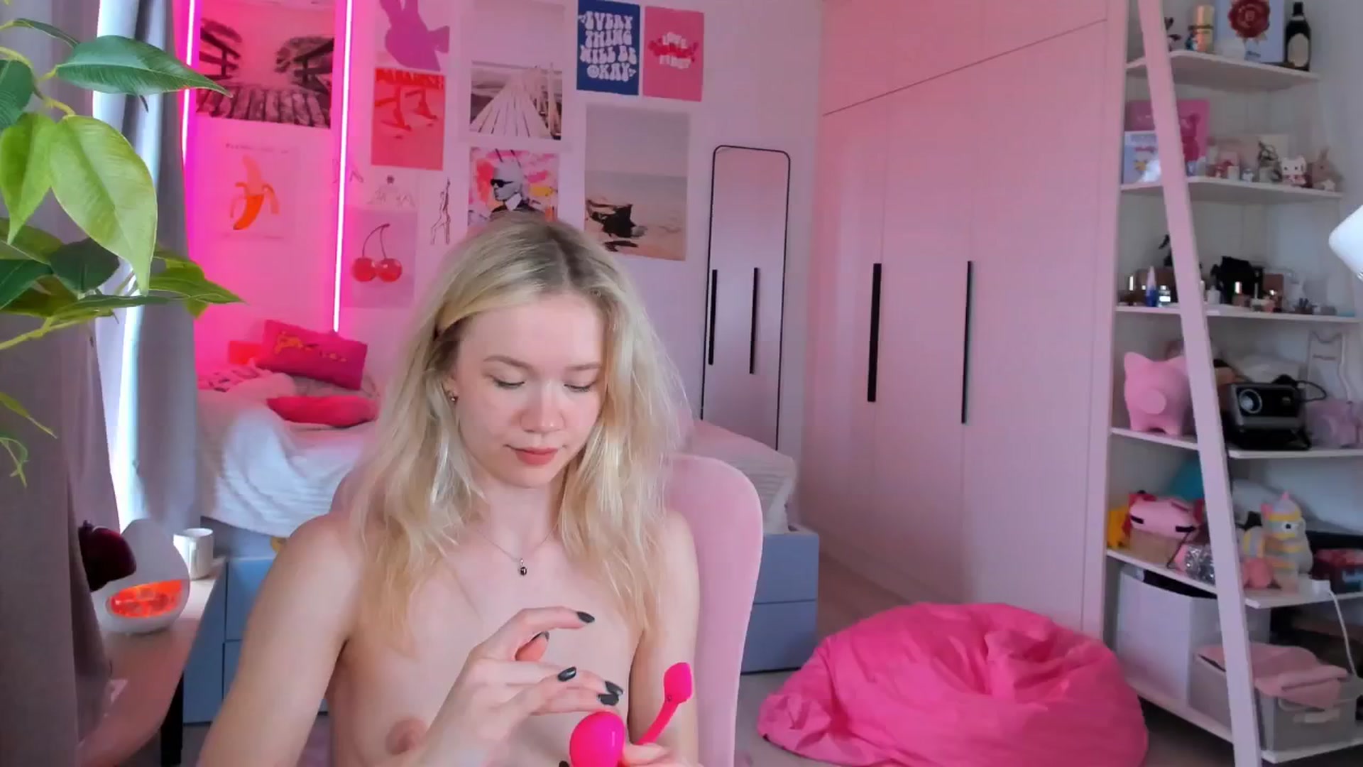 Gallery image thumbnail from Alice_Chery's myfreecams stream on, 04/22/2026, 10:03 image 3 of 20