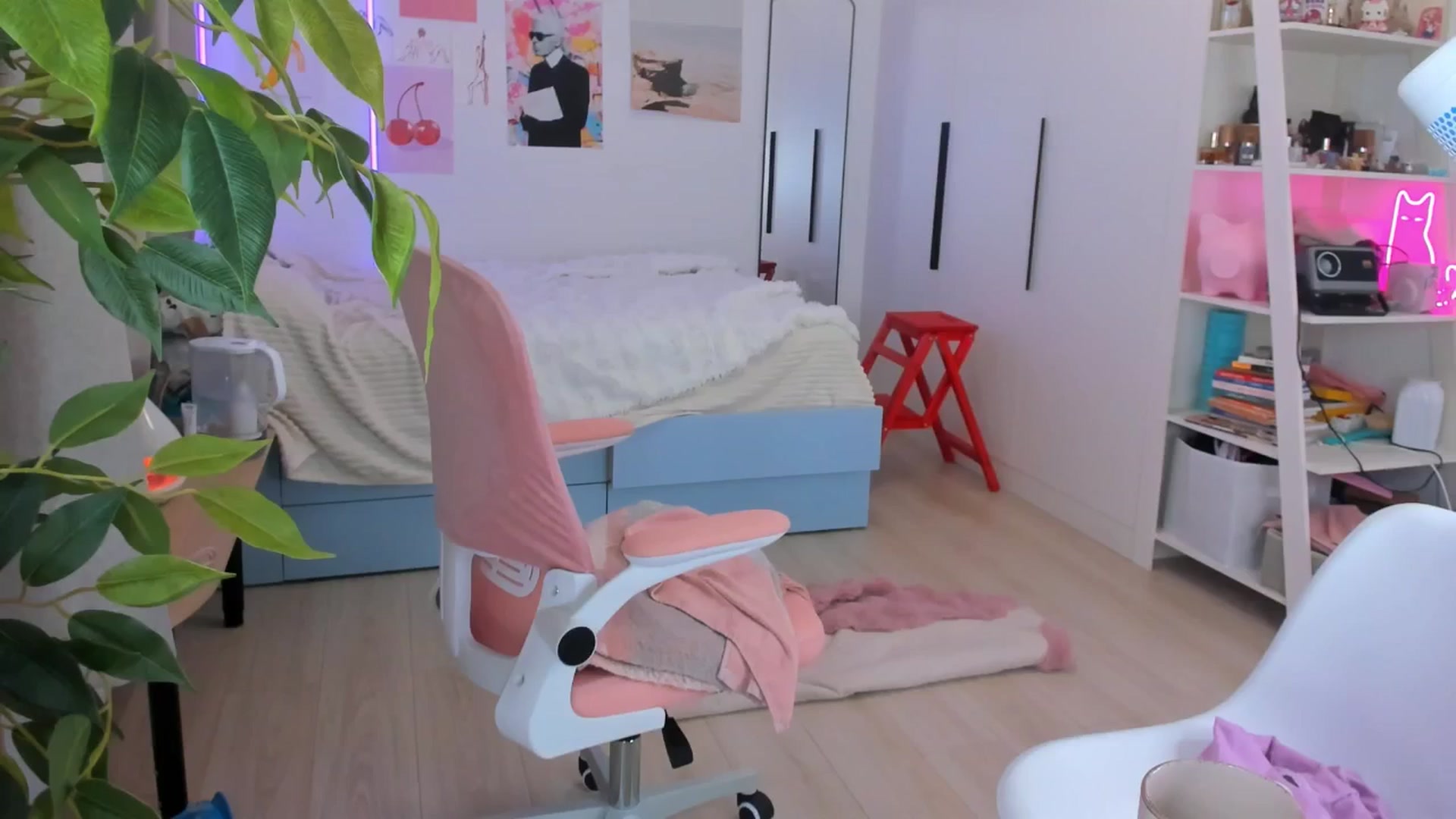Gallery image thumbnail from Alice_Chery's myfreecams stream on, 04/24/2026, 09:52 image 11 of 20