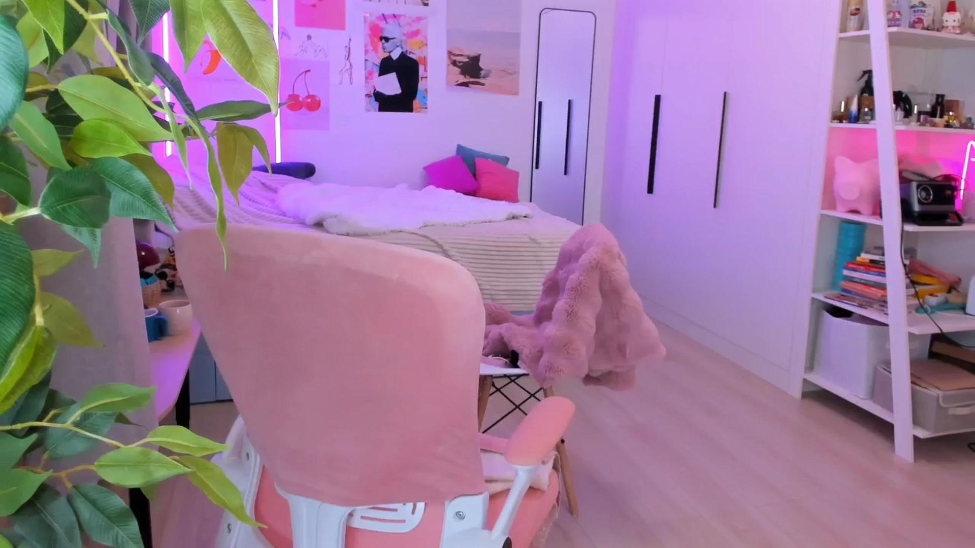 Gallery image thumbnail from Alice_Chery's myfreecams stream on, 04/27/2026, 06:50 image 8 of 20